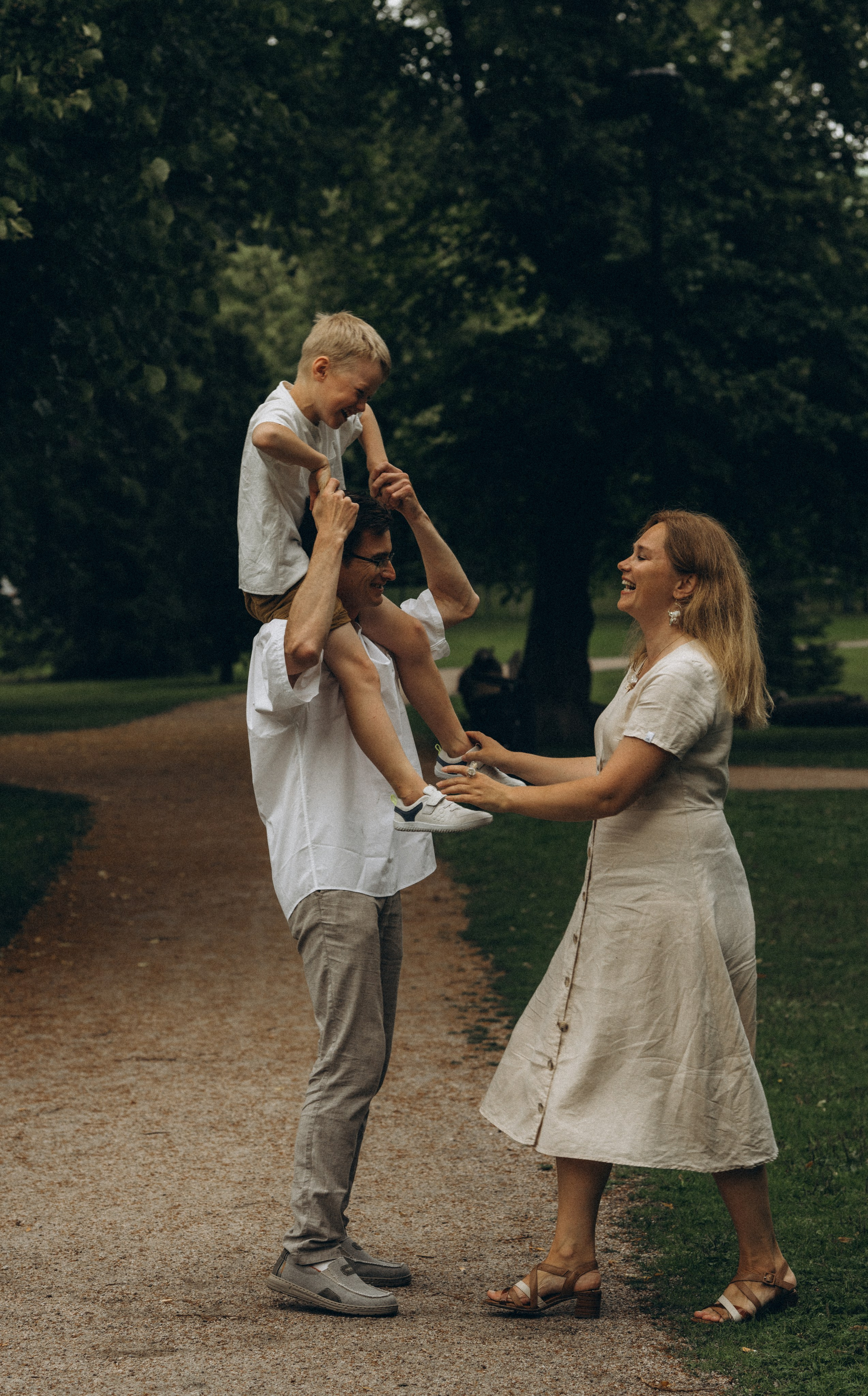 Kaivopuisto. Wedding and potrait photographer in Helsinki Vickan O