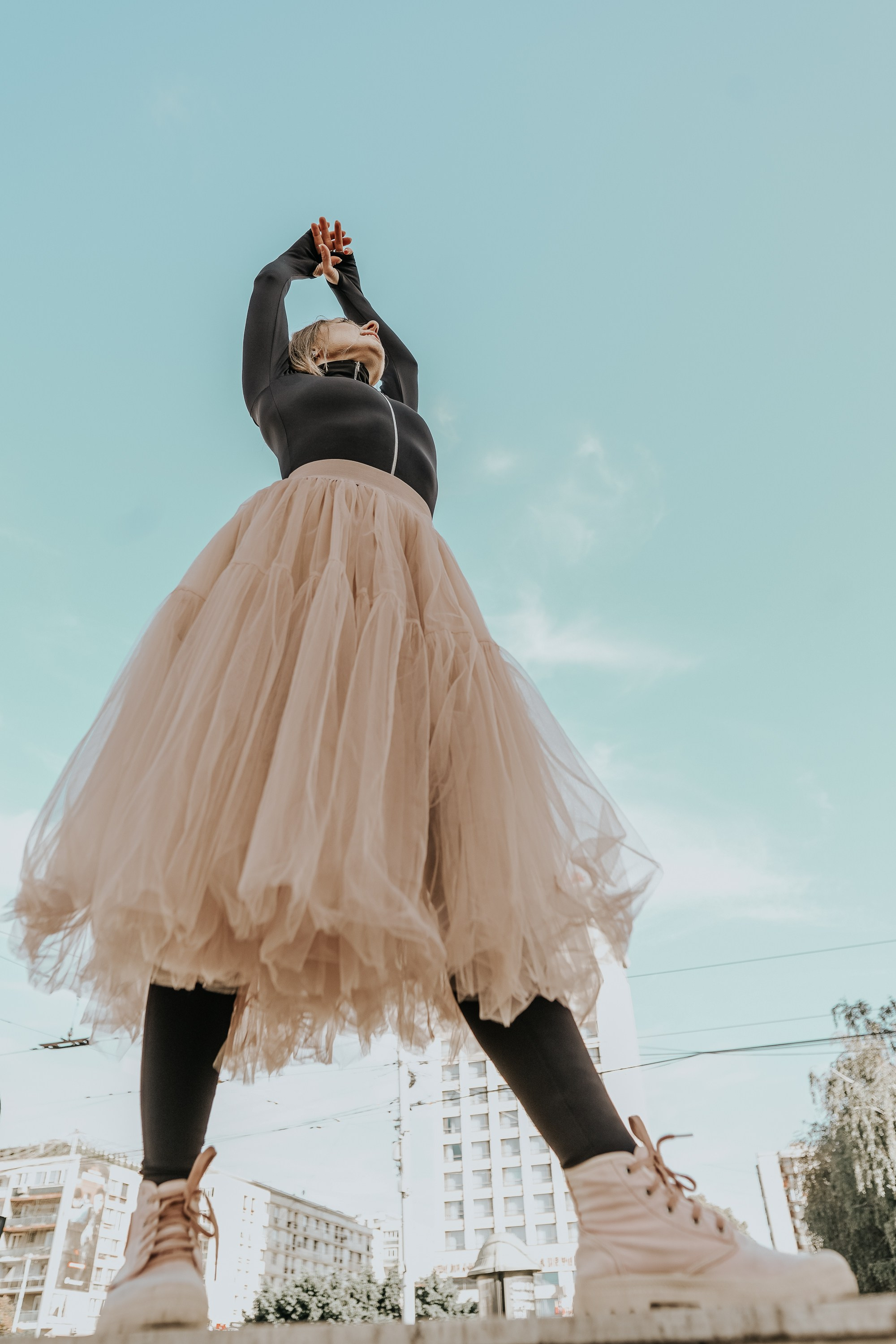 Sunt o Zeita — yoga on street. MARINABUGS