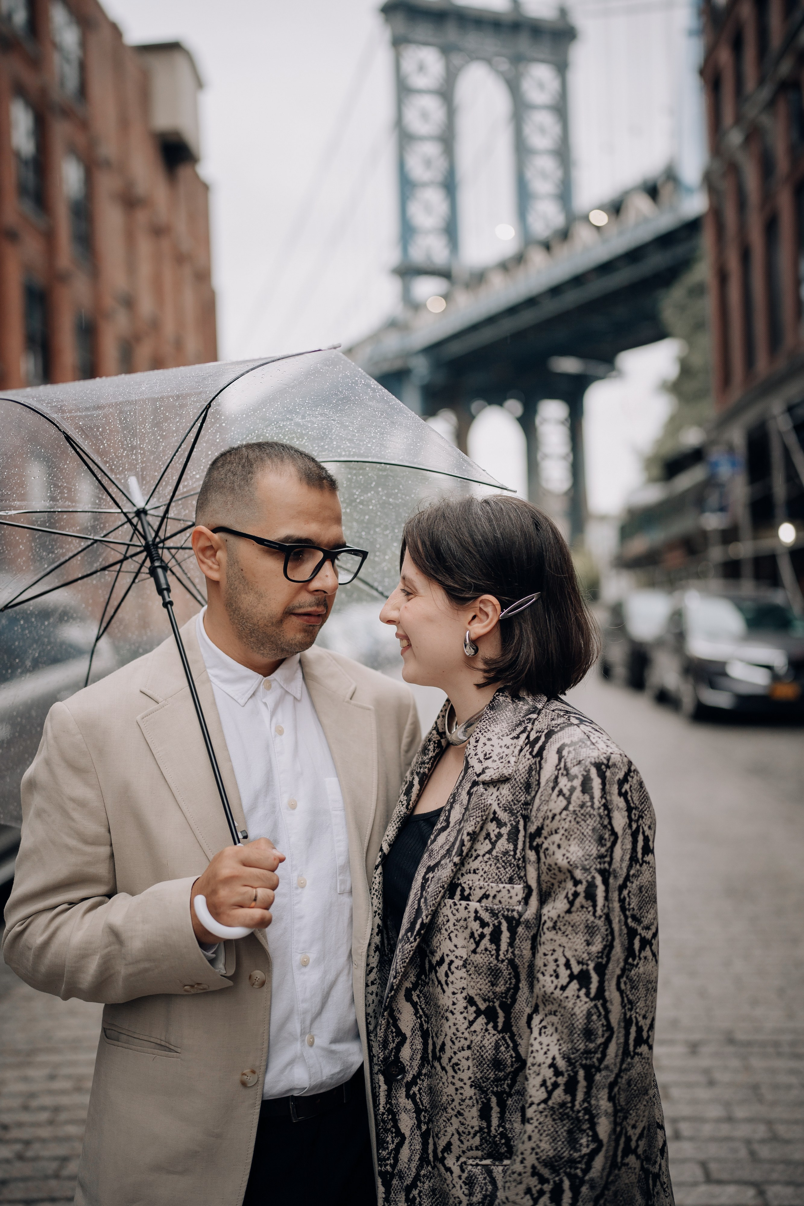 Couple in Dumbo. Portrait and wedding photographer in New York