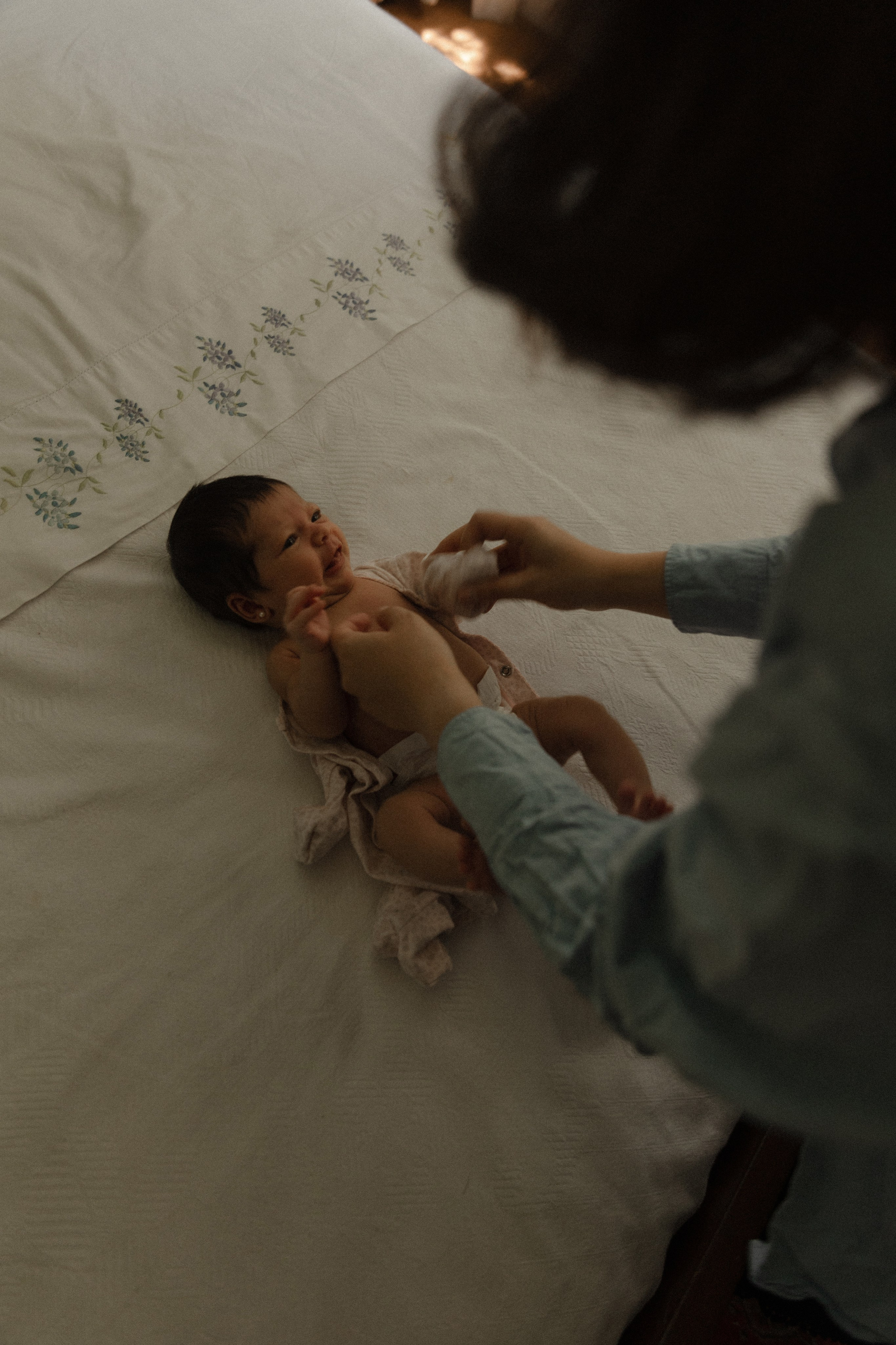 Sesión en casa con recién nacido y mamá — Dulzura y momentos reales. Photographer in Santiago, Chile Anna Almazova