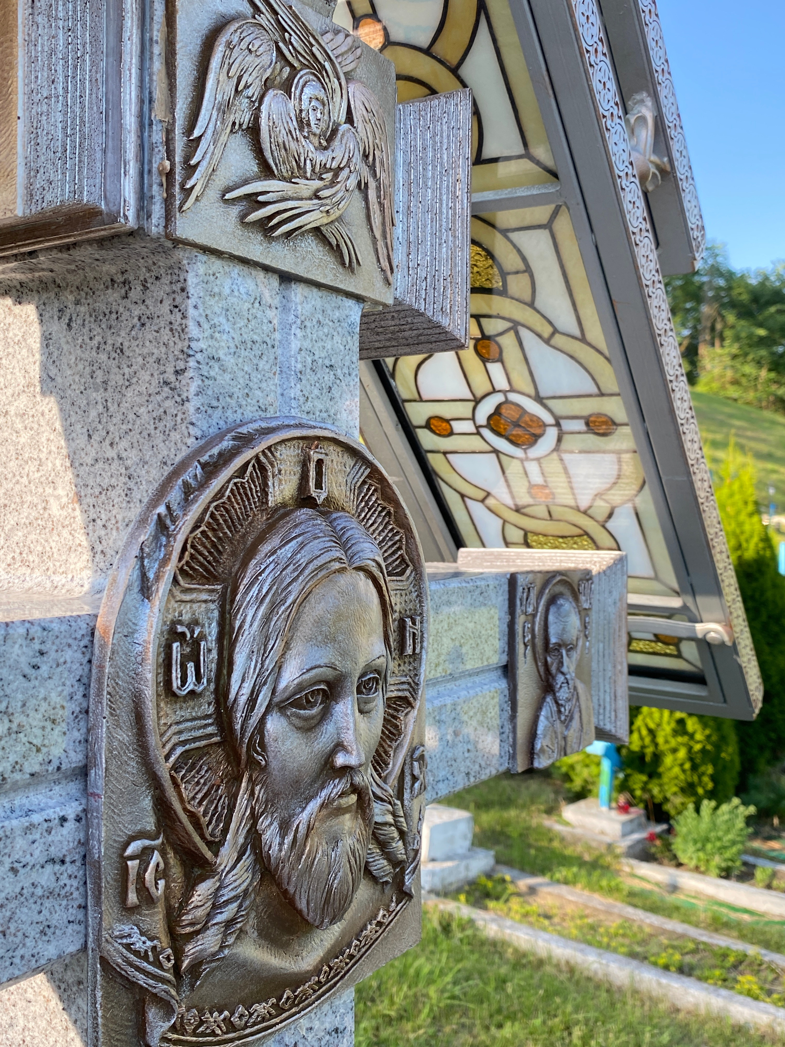 Мемориальная композиция в Успенском Жировичском ставропигиальном монастыре Белорусской православной церкви в агрогородке Жировичи Слонимского района Гродненской области Республики Беларусь. Протоиерей Фёдор Повный - идея и творческая концепция. Мария Тарлецкая - автор проекта и руководитель реализации. Анна Авгуль - витраж.  2022-2023 г. Сталь, витражи, монолитный поликарбонат,  художественная ковка, лазерная резка, сварка.