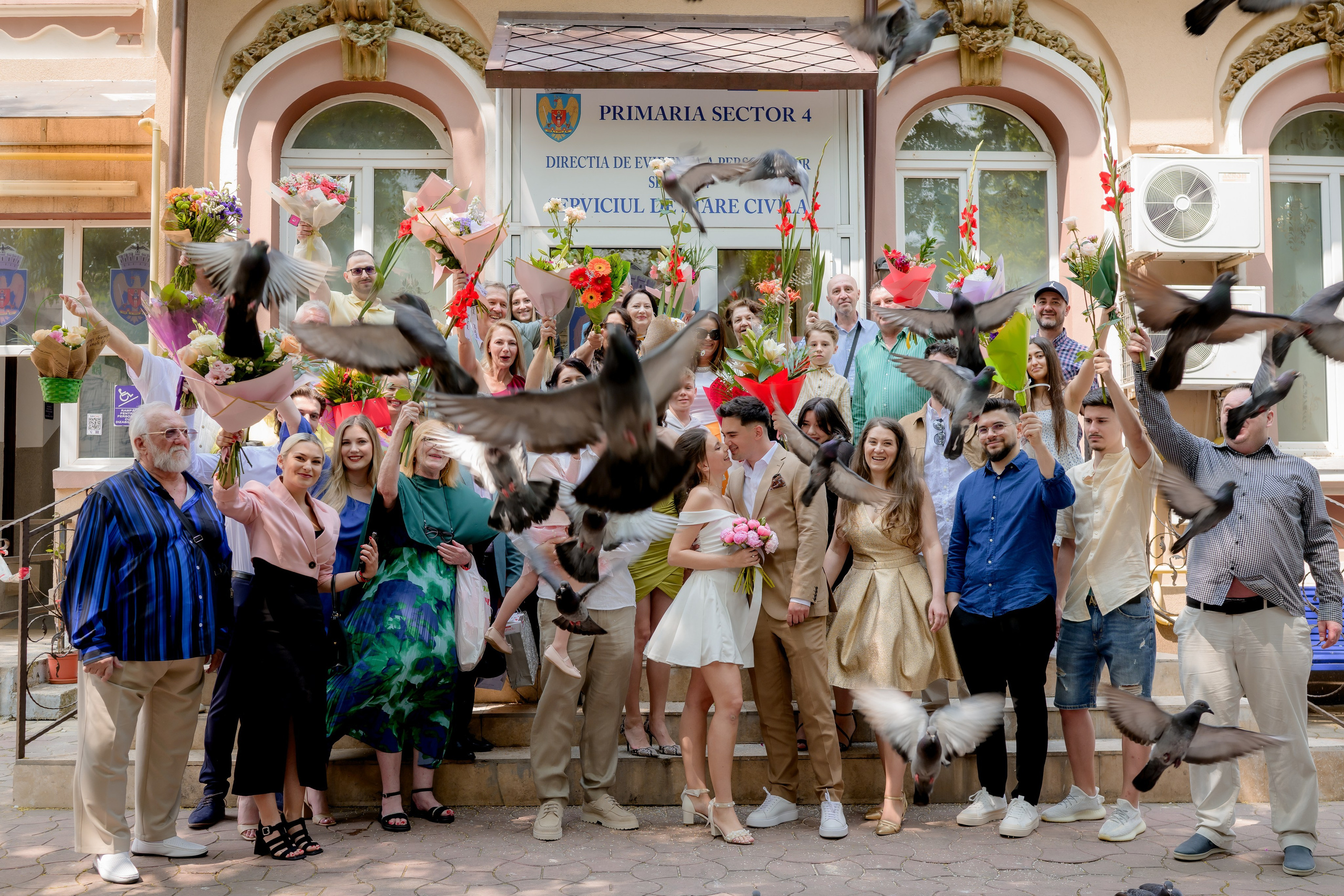fotografii de grup cununie civilă elegante și relaxate