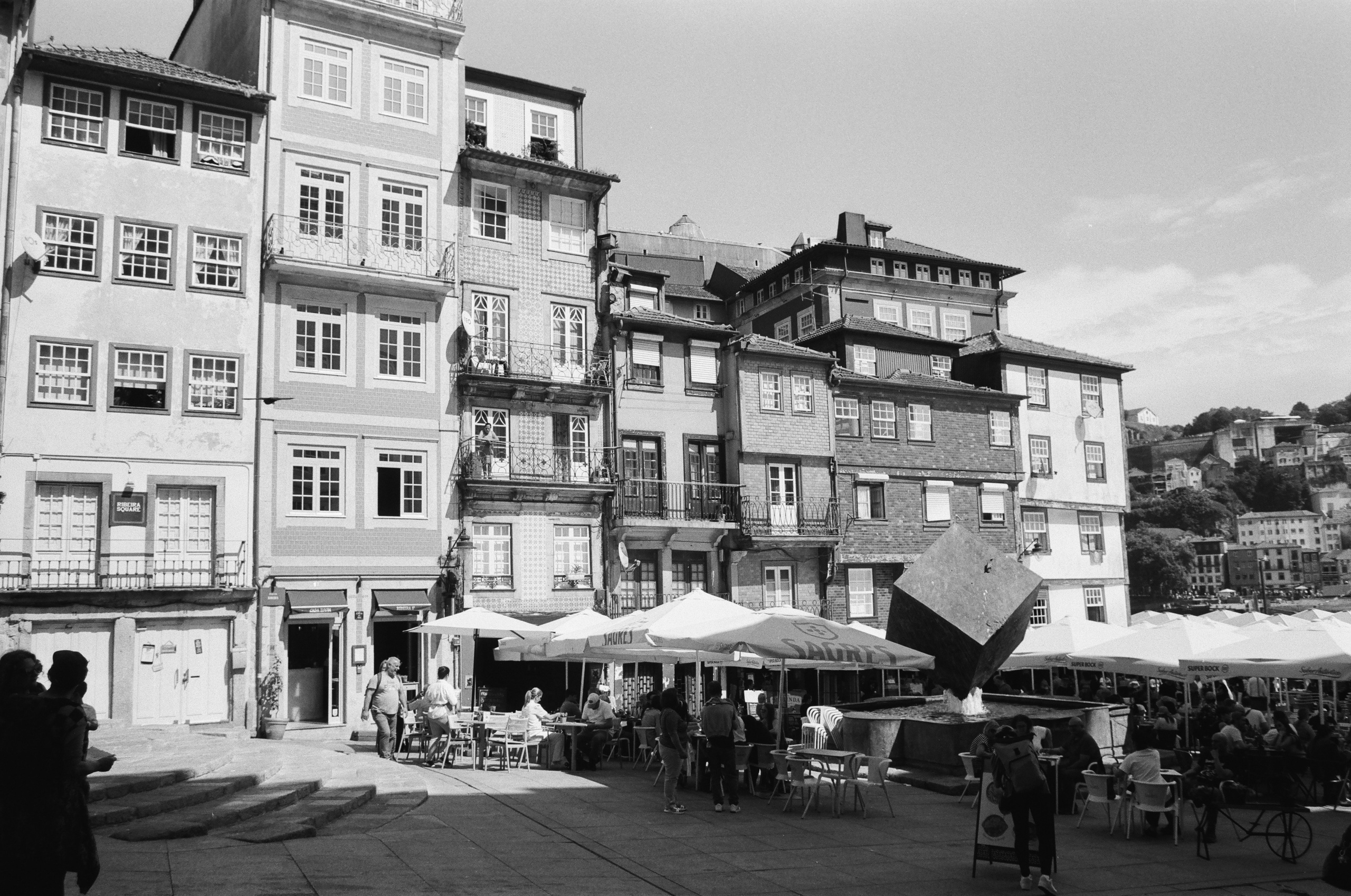 Häuserfassaden und Cafés an der Ribeira in Porto