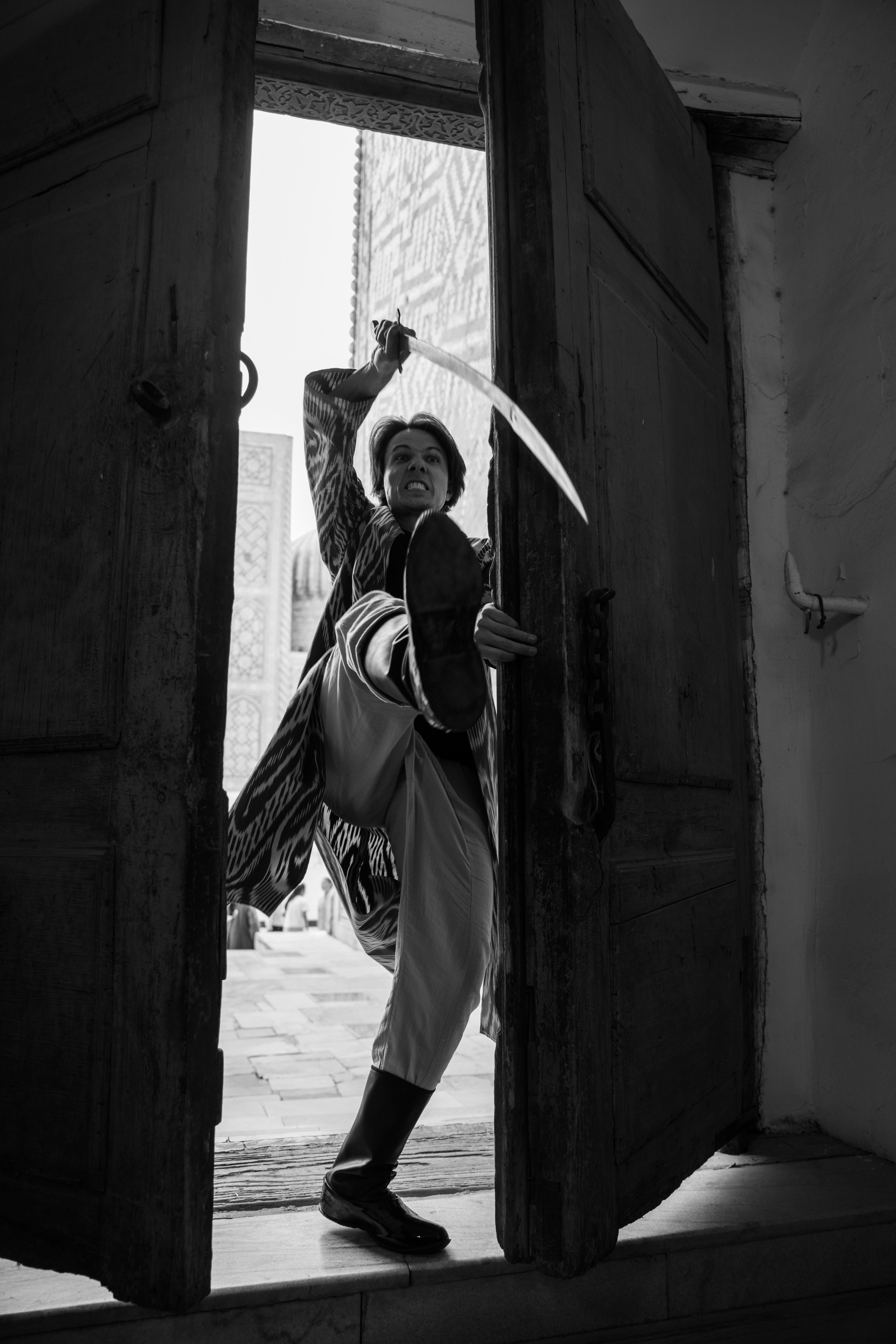 Пара в узбекских костюмах на фоне Самаркандских гор.