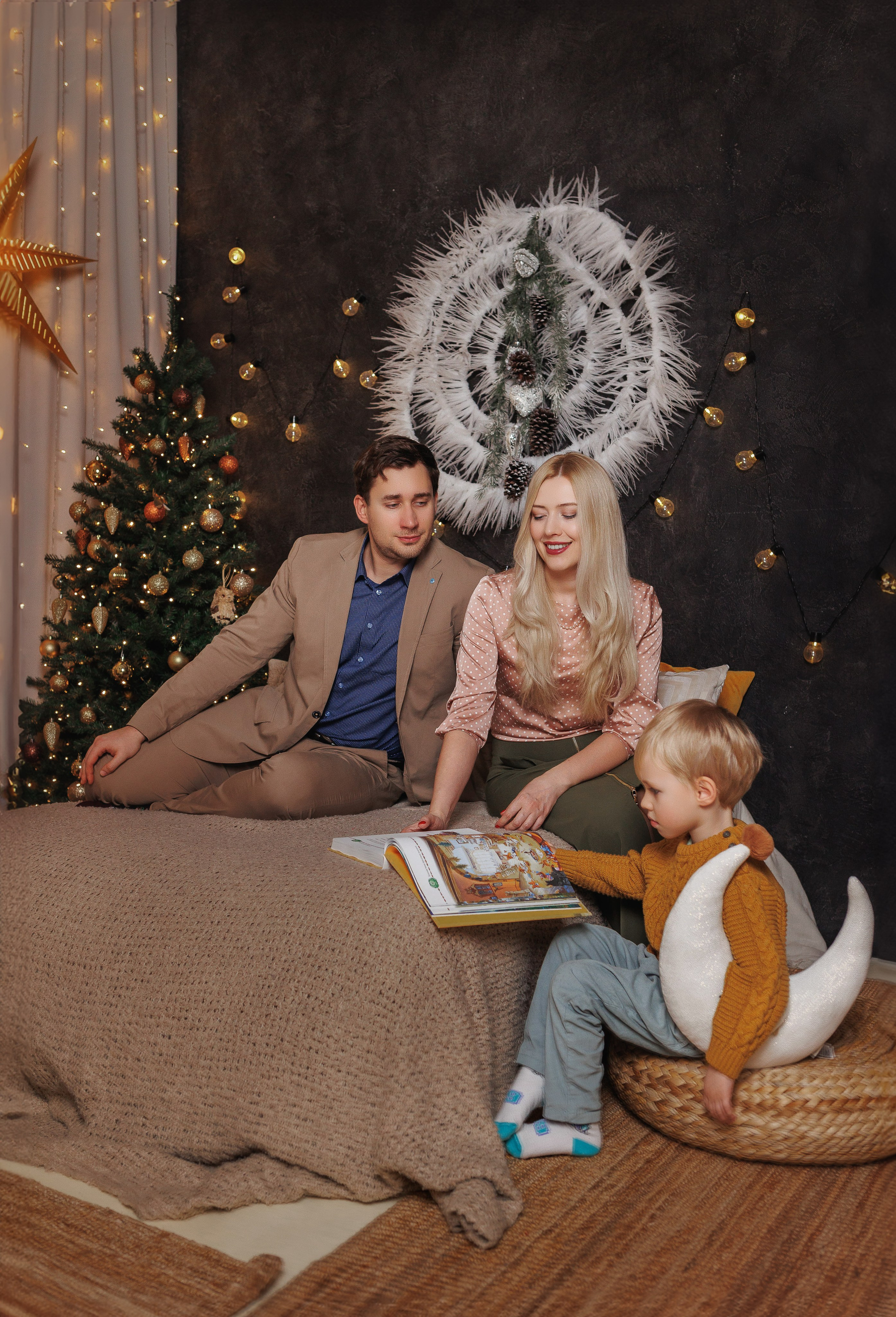 Christmas photo shoot for a large family. Family photographer in Vilnuis Svetlana Naumova