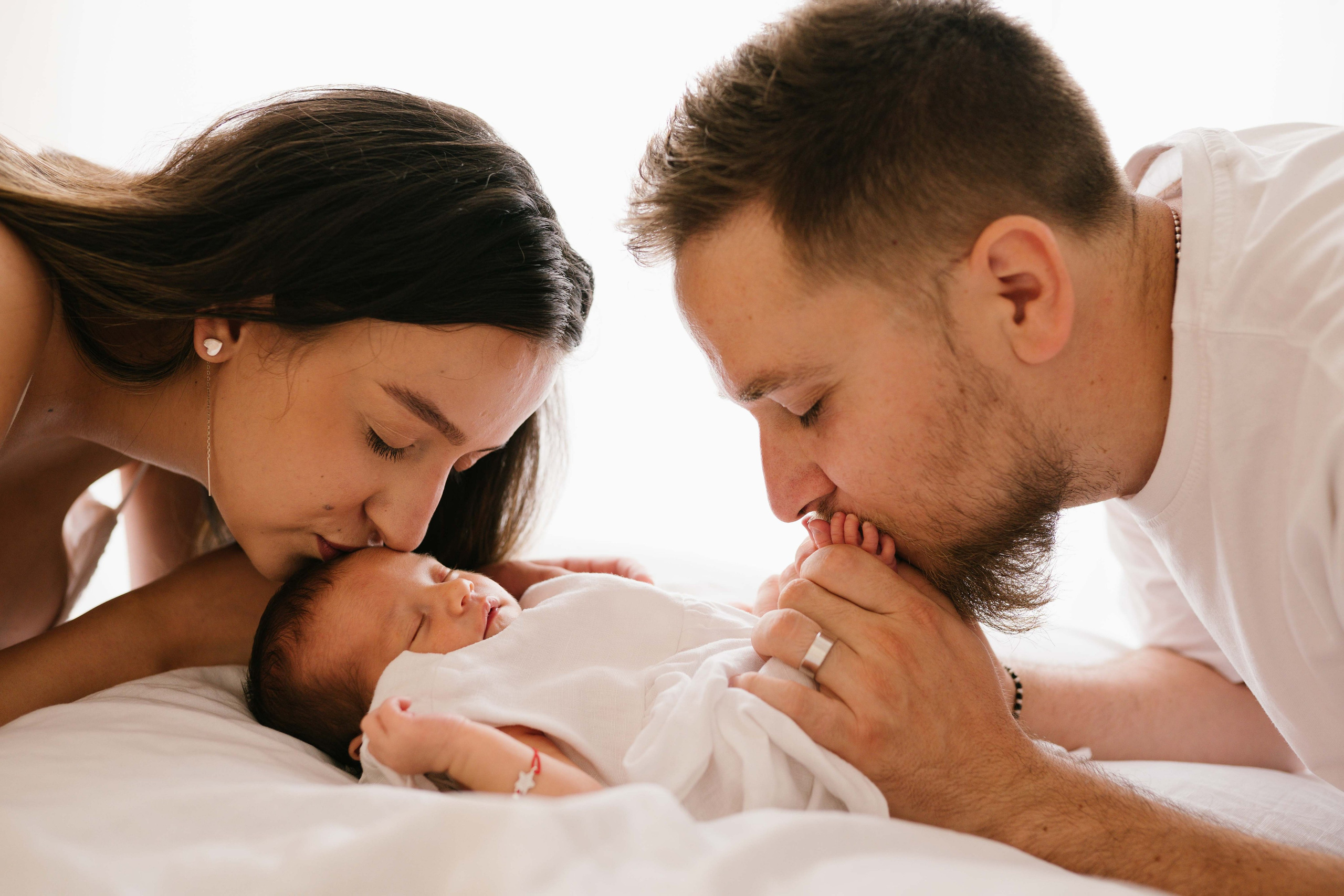 Inspira sesiune foto nou-nascut. Madalina Beda- Artist vizual, fotograf, doula la nastere, consultant babywearing Brasov si in toata tara