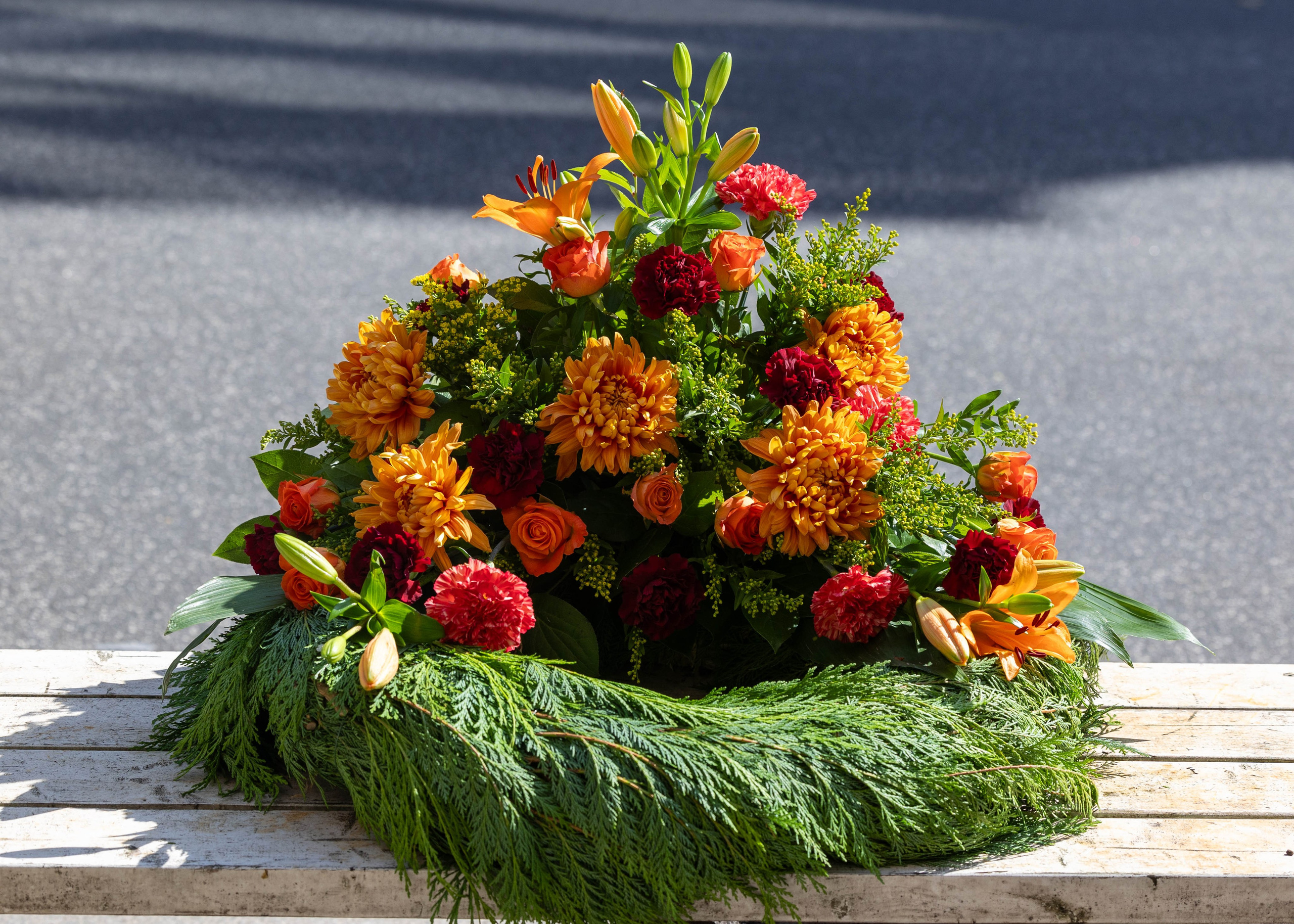 Ær en elsket med en smuk krans i varme farver fra Akropolis Blomster. Vi tilbyder friske blomster i dybe, varme nuancer, der udtrykker respekt og omsorg. Bestil din krans i varme farver til begravelse i dag, og få den leveret i Aarhus og omegn.