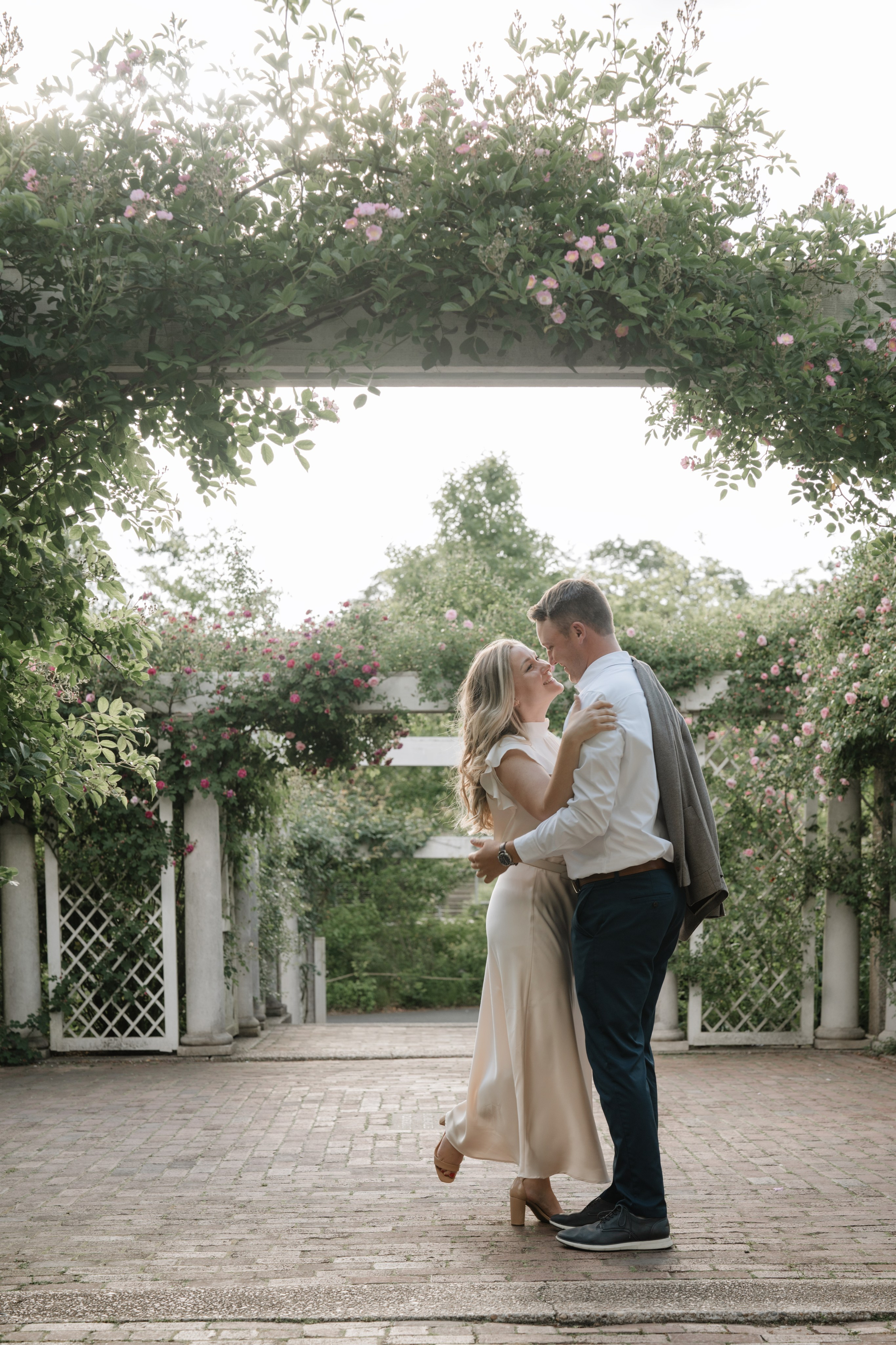 Engagement photo shoot at the Brooklyn Botanic Garden. Portrait and wedding photographer in New York