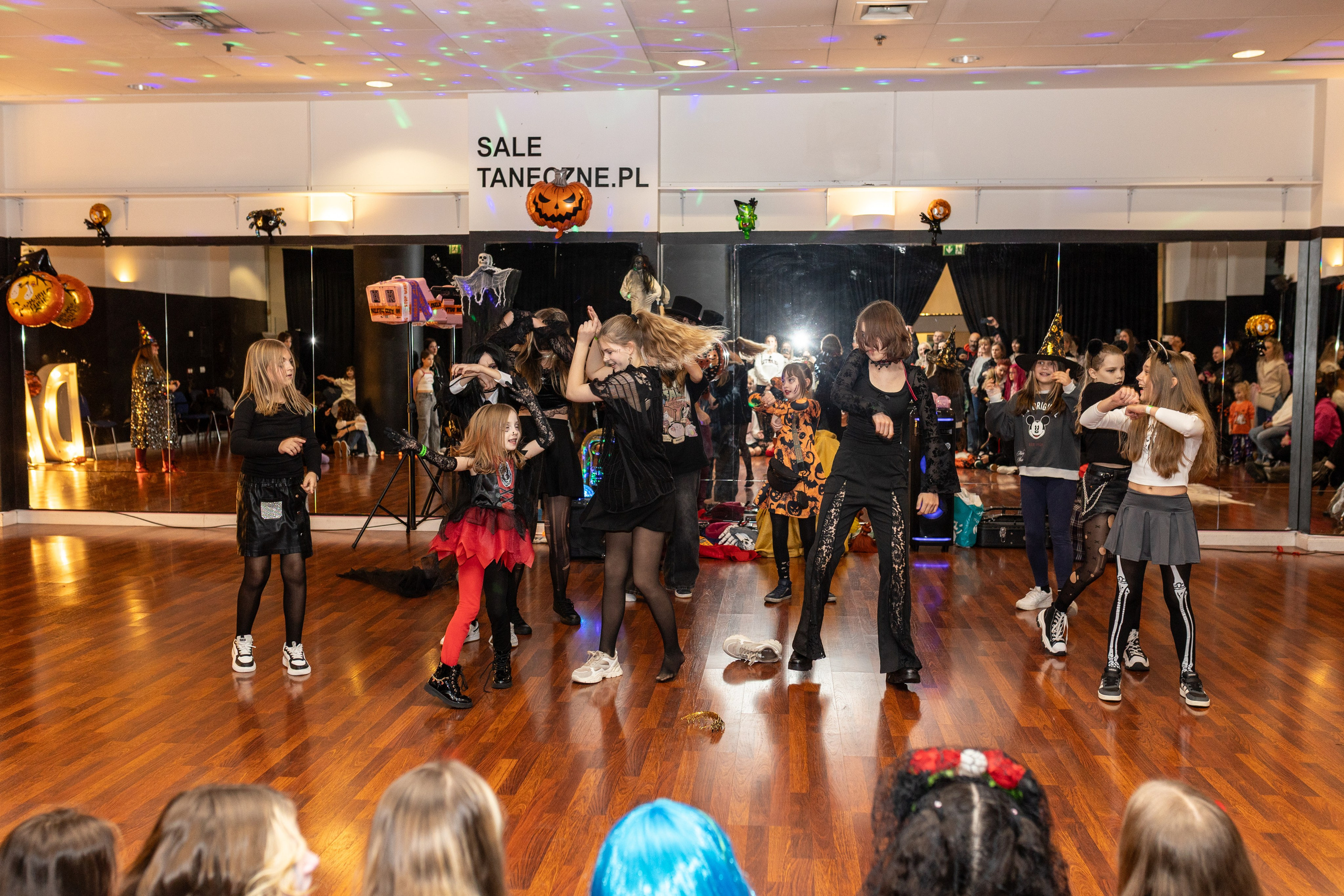 Leo dance studio Helloween 2025. Семейный и детский фотограф в Варшаве Мила Бобровская