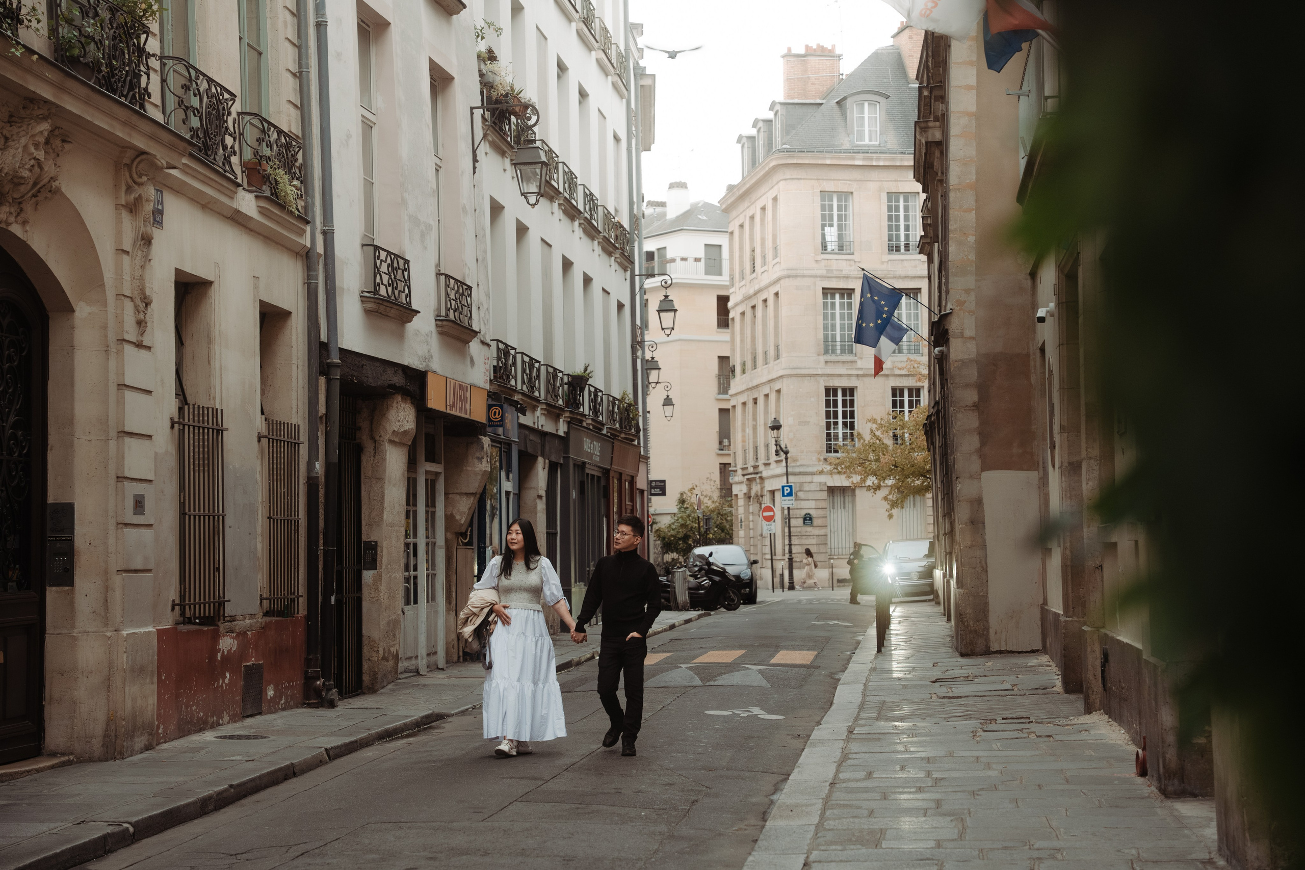 Grace & Lee — morning stroll in Marais. Paris photographer — Polina Osipova