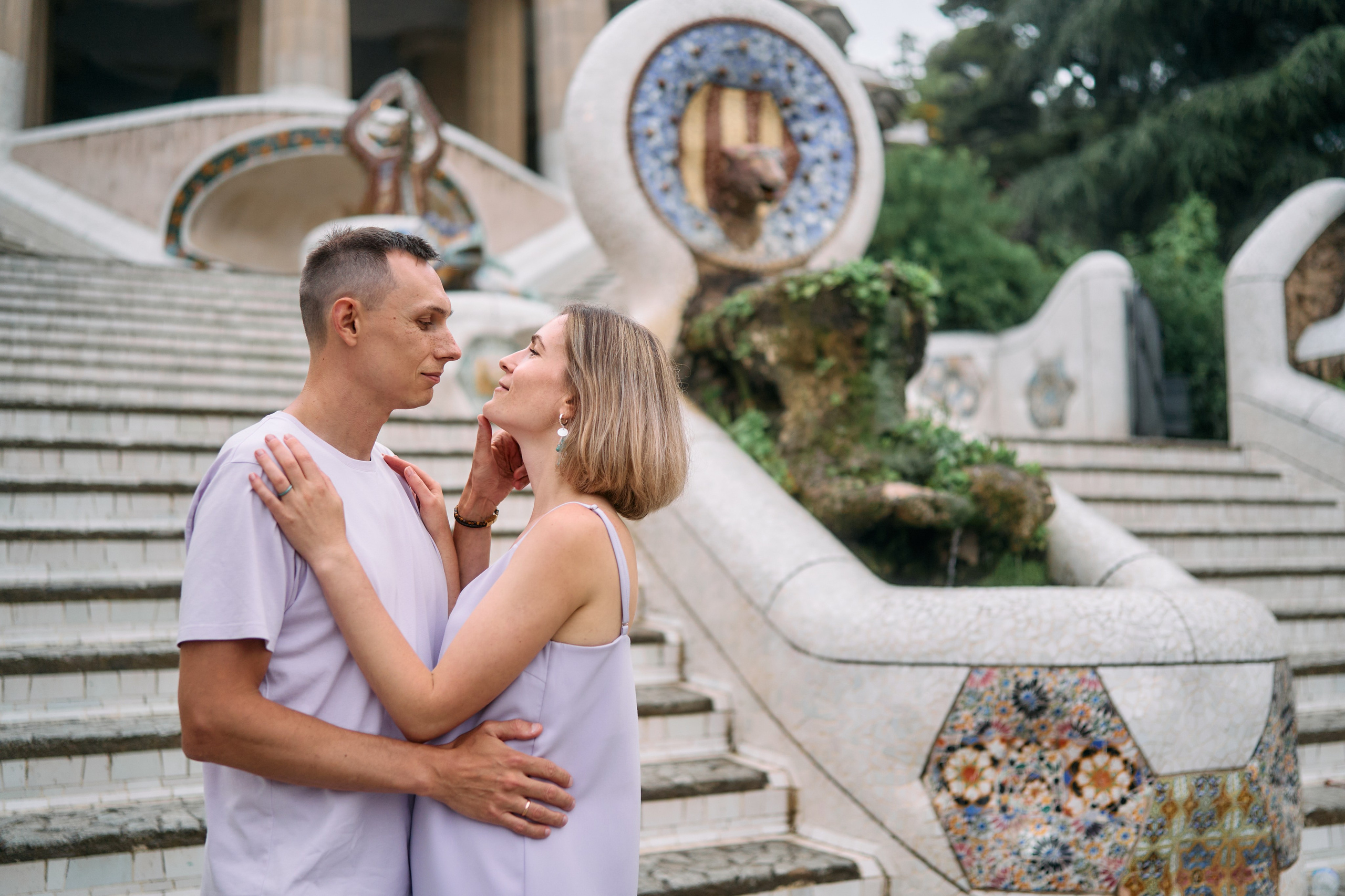 Description of the Park Güell location for a  love-story or individual photo shoot in Barcelona, examples of photos taken at this photo spot. POSTCARD.BCN Photographer Kate in Barcelona. Love-story, family or individual photo shoots