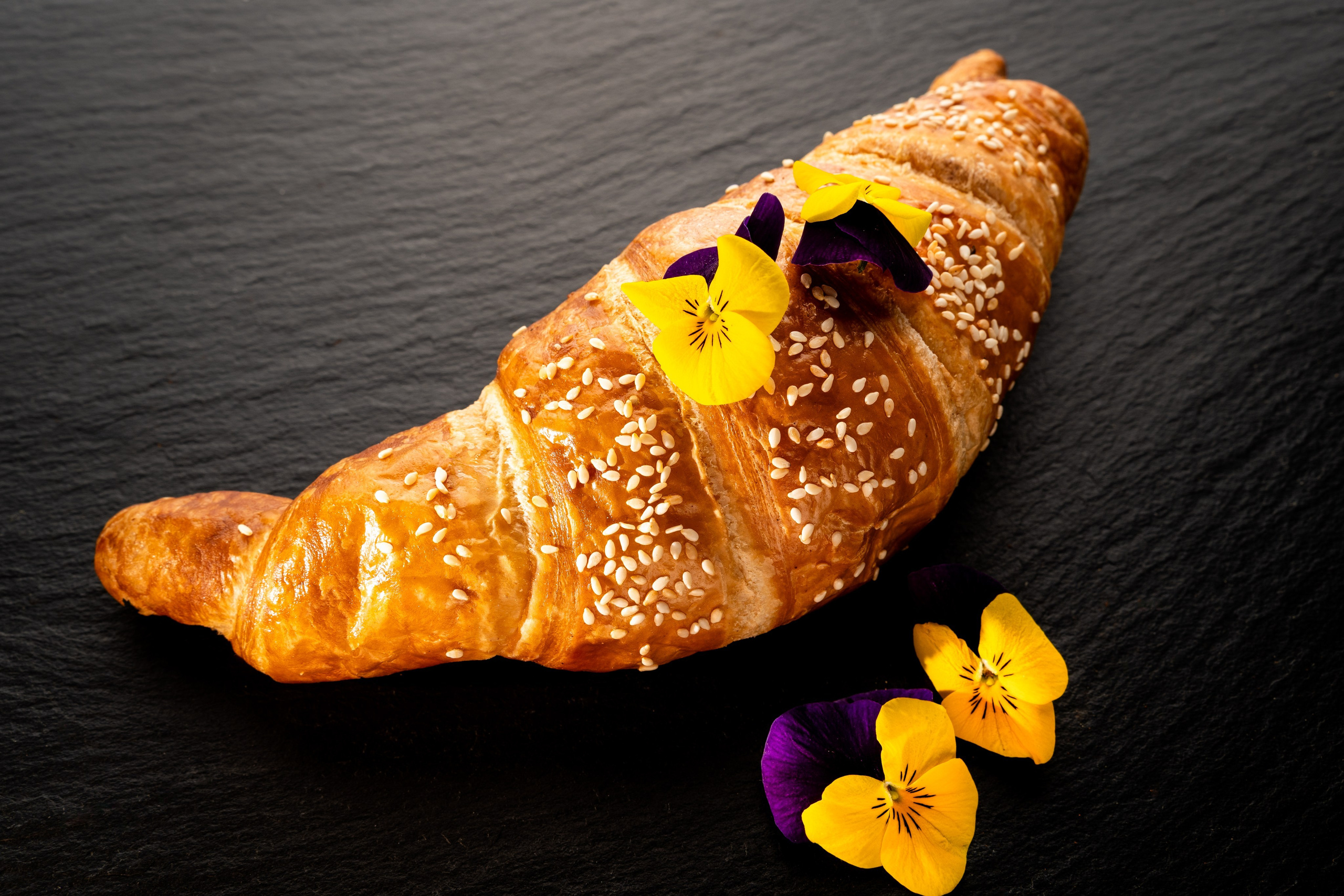 na fotografiji je kroasan  food photography