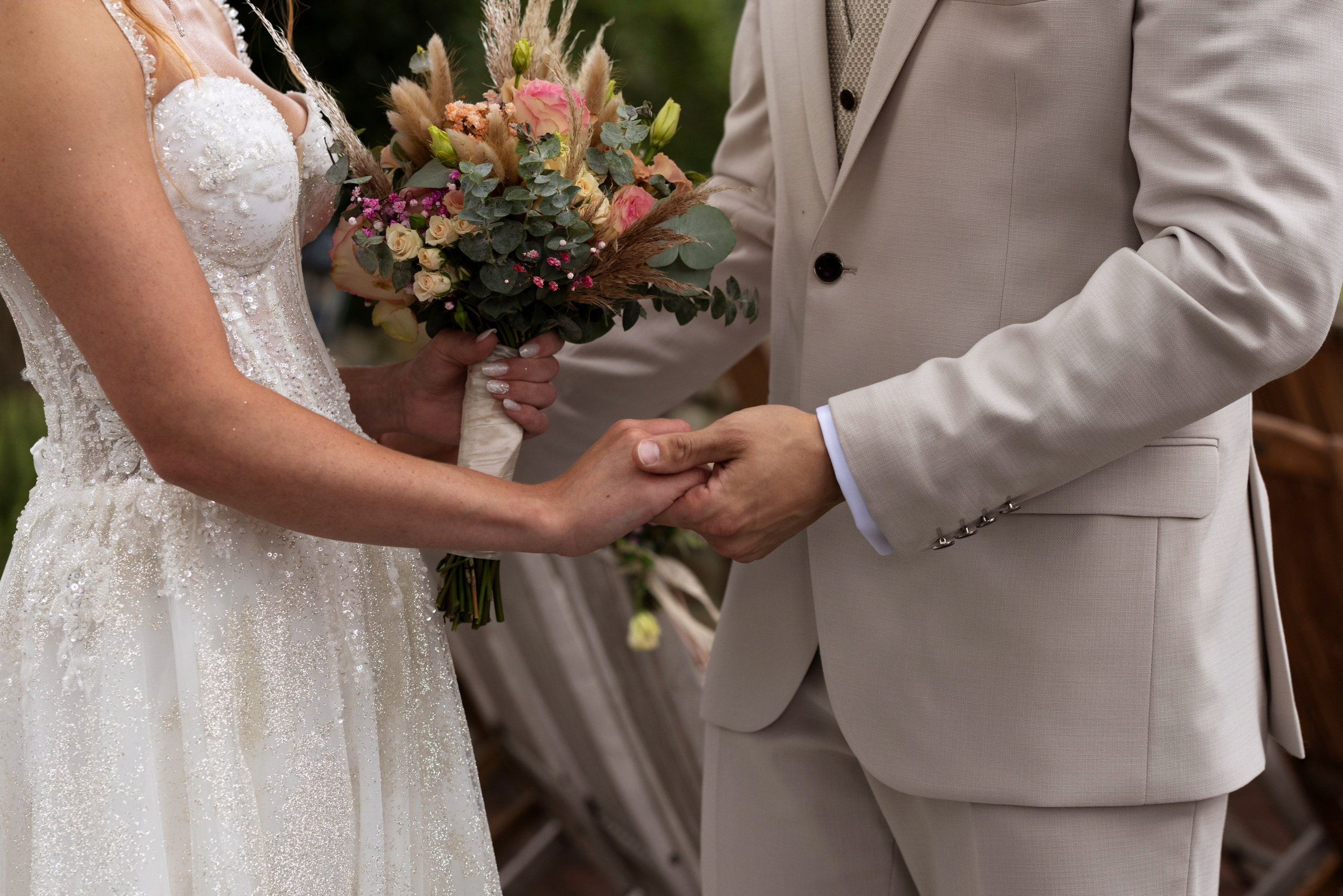 Braut und Bräutigam während der freien Trauung im Artland Kotten, Quakenbrück, vor einer malerischen Landschaft.“