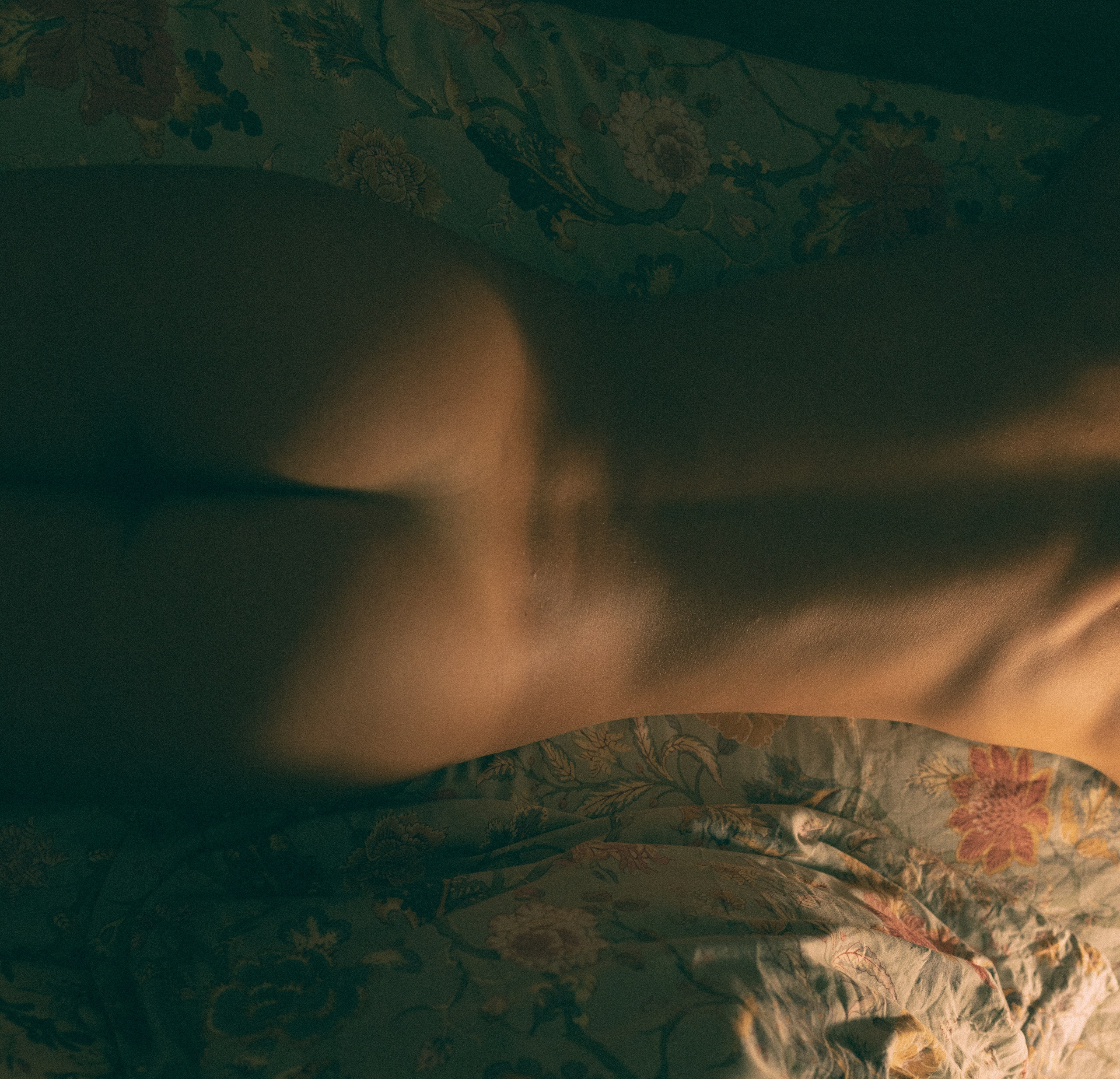 Photo nue dans un cadre mystérieux de style rétro. Histoires d’amour, séances photos de famille et de mariage en France