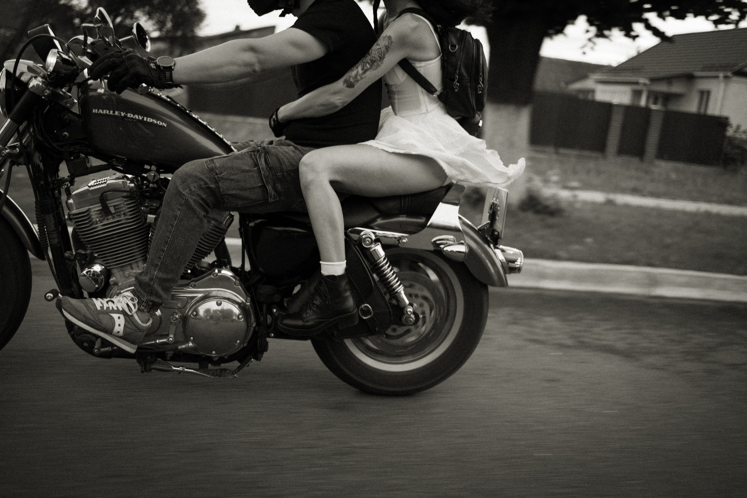 Balade en moto. Histoires d’amour, séances photos de famille et de mariage en France