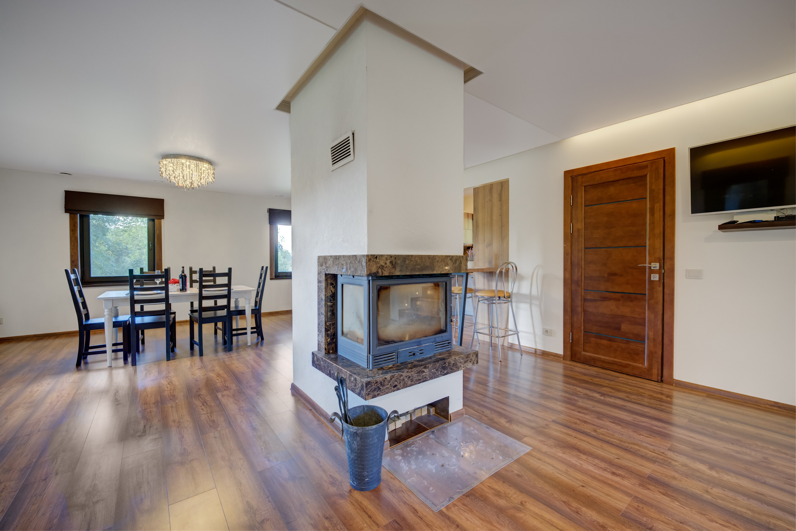 Sadyba Vinliaus r. prie ežero. Elina Sapiega fotografė Vilniuje