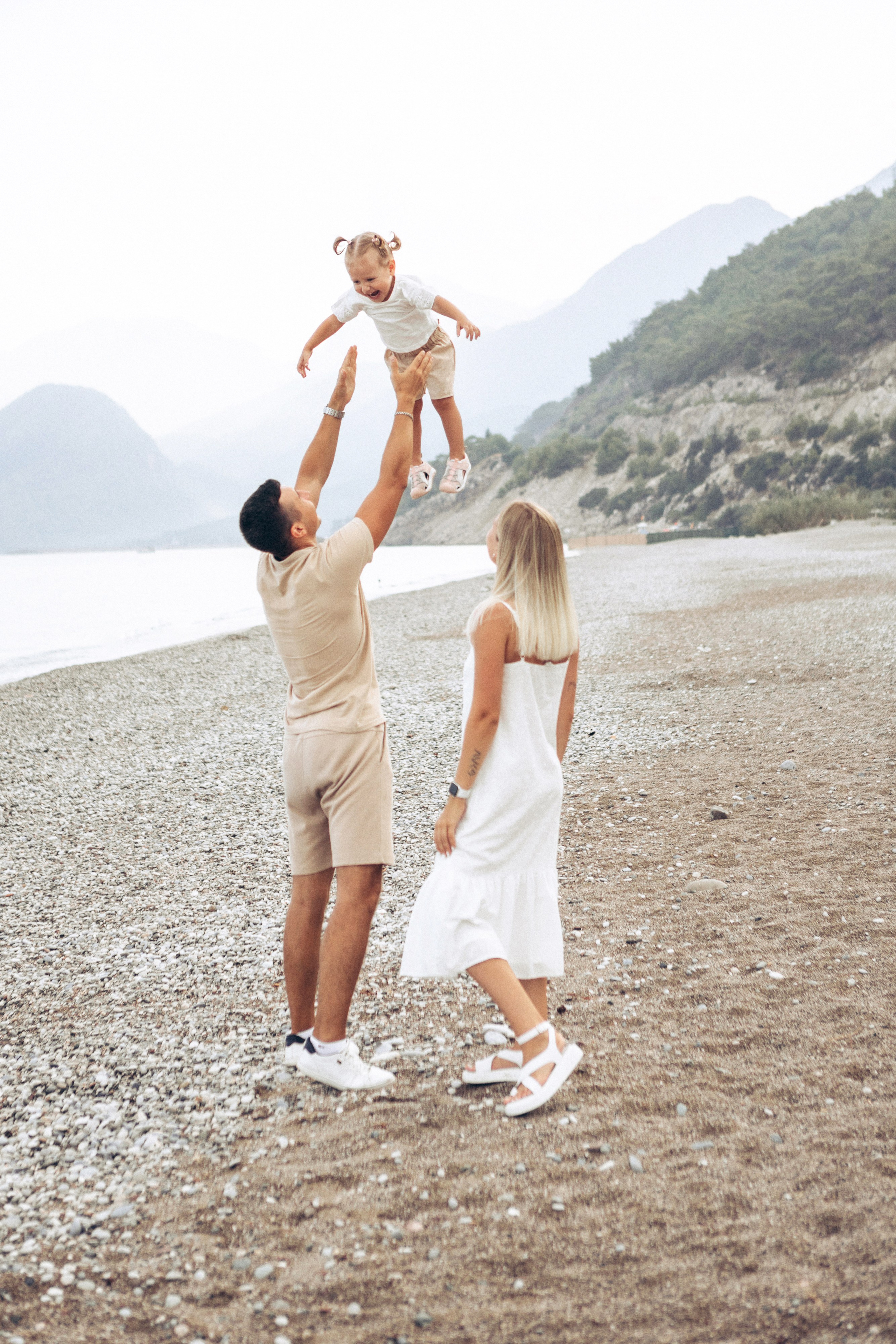 Семейная фотосессия на пляже Анталии. Фотограф в Анталии, Кемере и Белеке