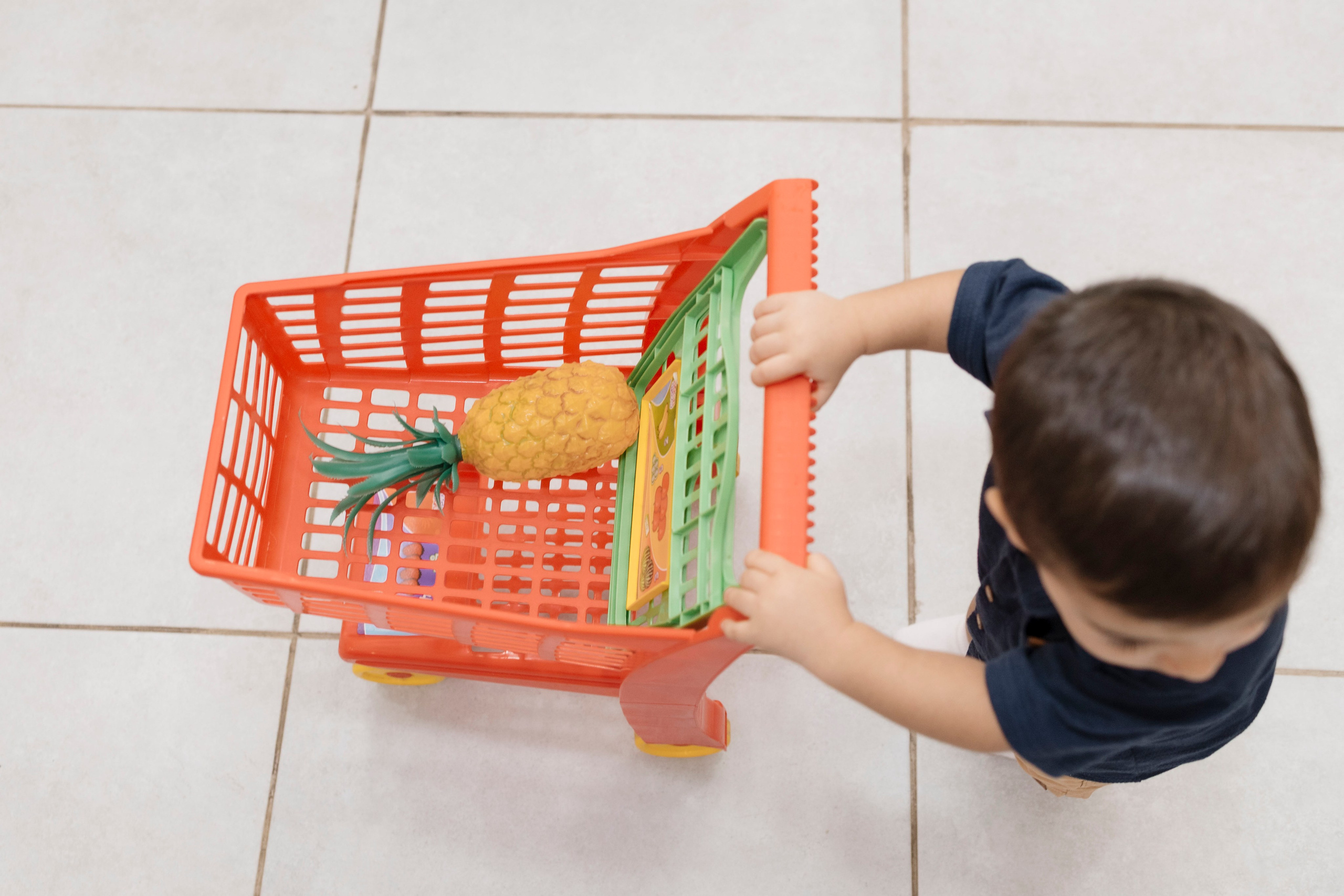 Joaquim explorando o espaço kids durante a festa de 2 anos