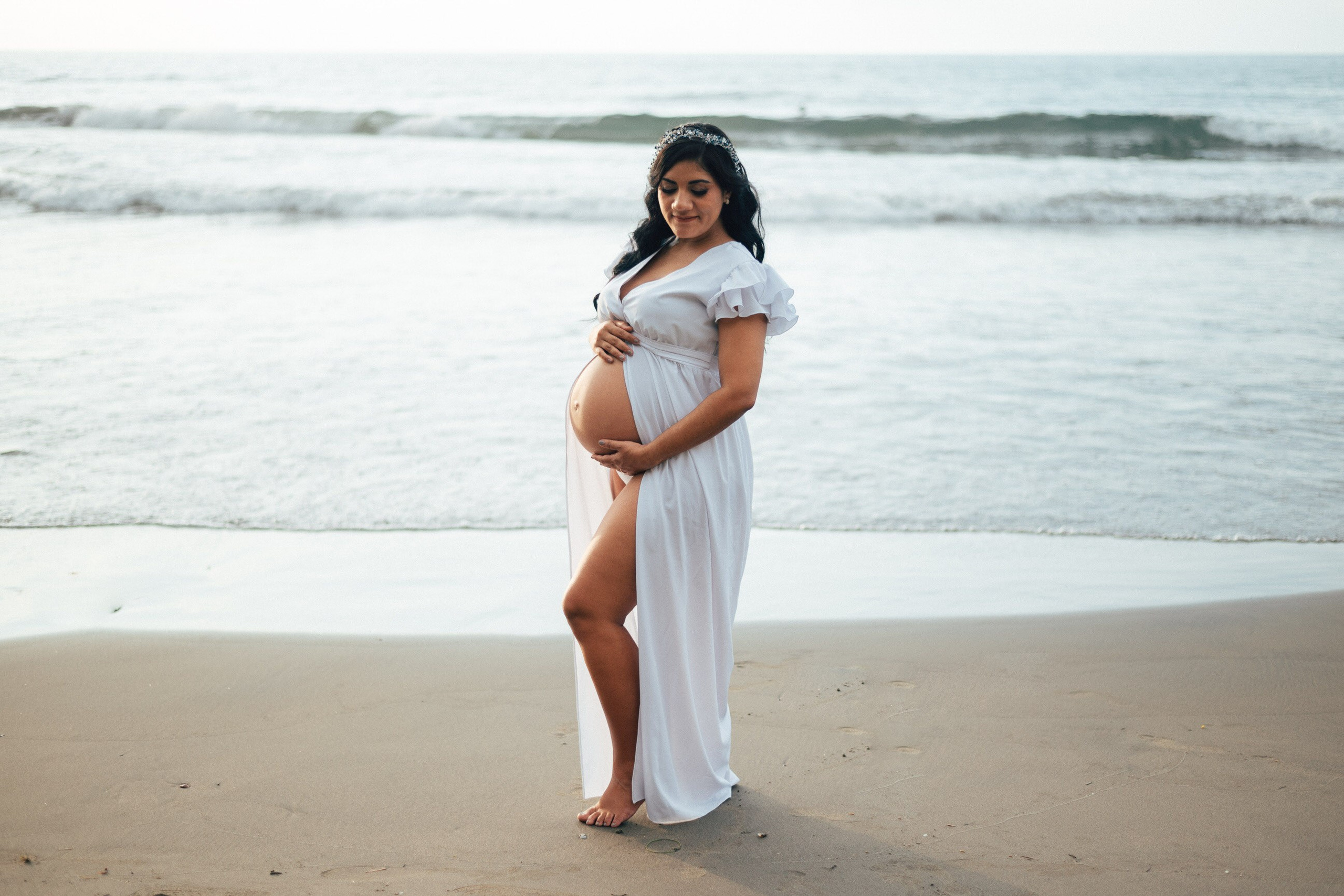 Retrato minimalista de embarazo en la playa en Barranquilla.