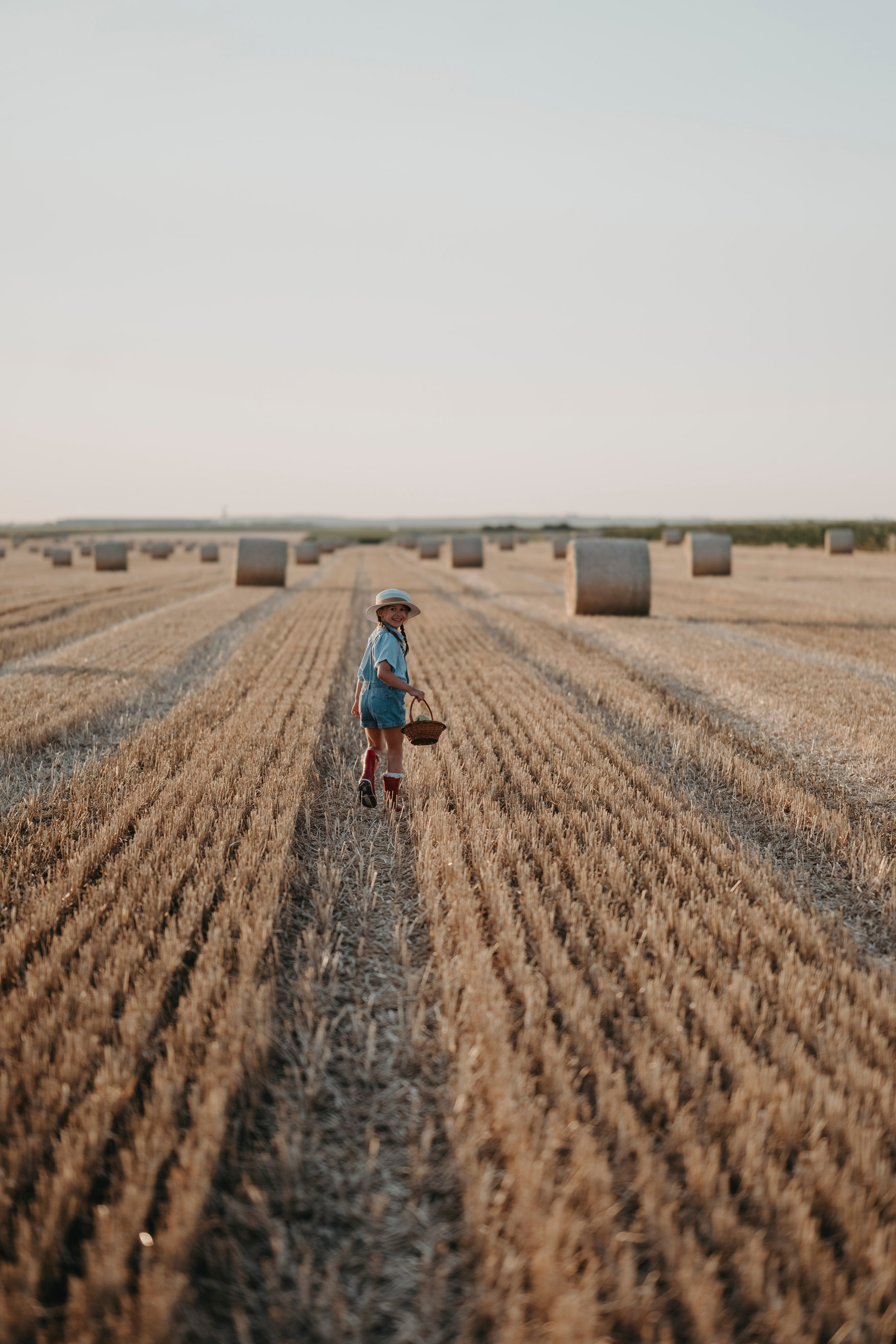 Letnje fotografisanje u polju suncokreta i sena. Deciji i porodicni fotograf u Beogradu Oksana Skendzic