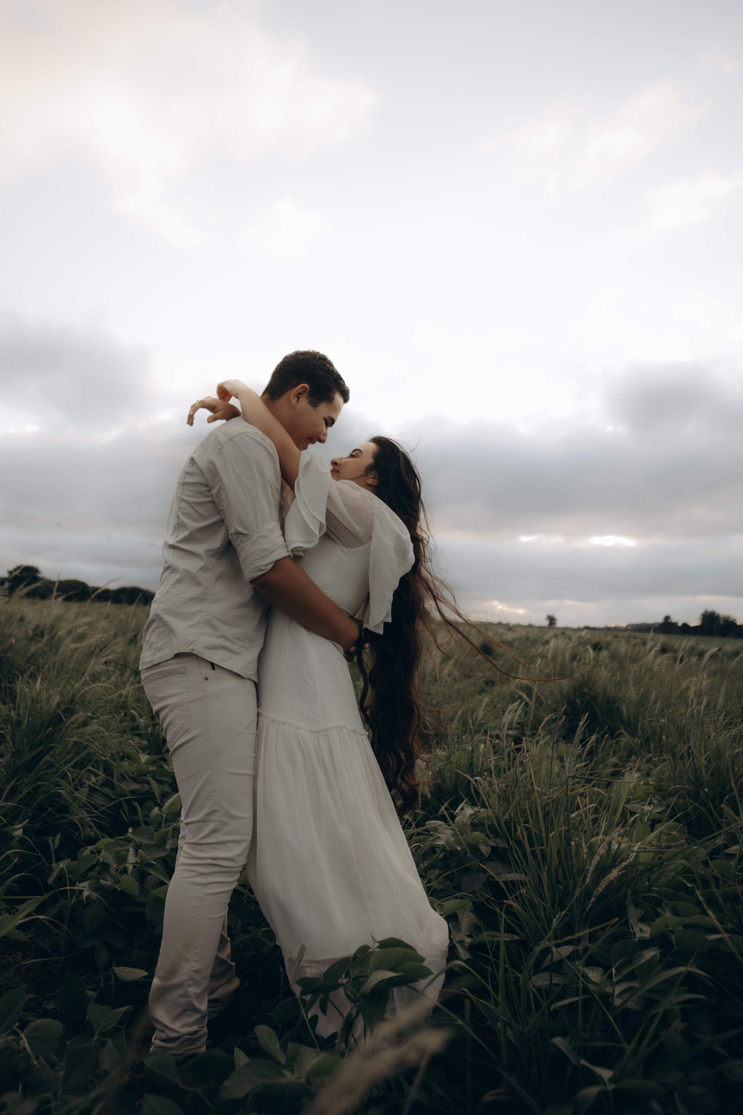 Casal trocando carinho em ensaio externo em Sorocaba 
