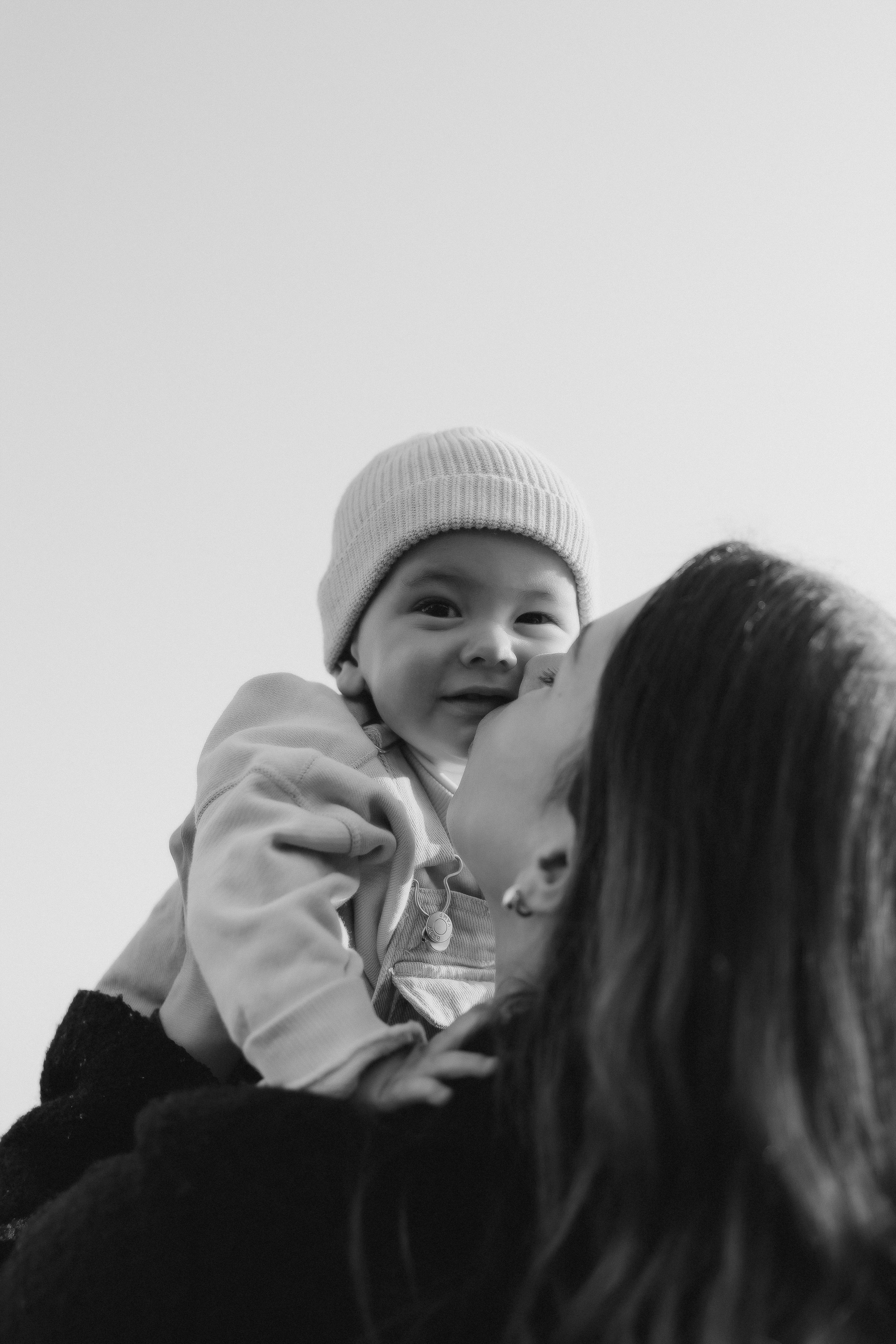 Sesión familiar con caballos en la montaña — Naturaleza y ternura. Photographer in Santiago, Chile Anna Almazova