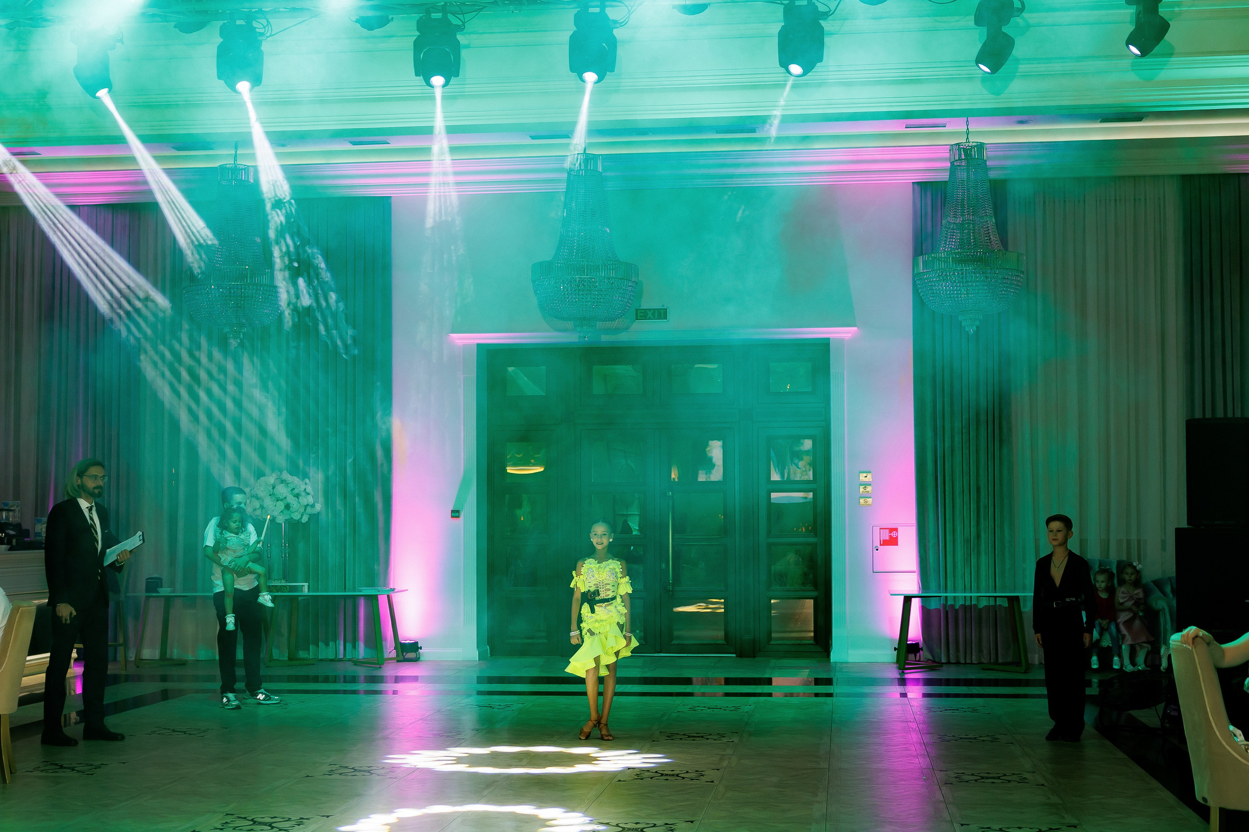 Eugen & Livia — Grand Elysee — Wedding Day. Servicii Foto și Video 067188353