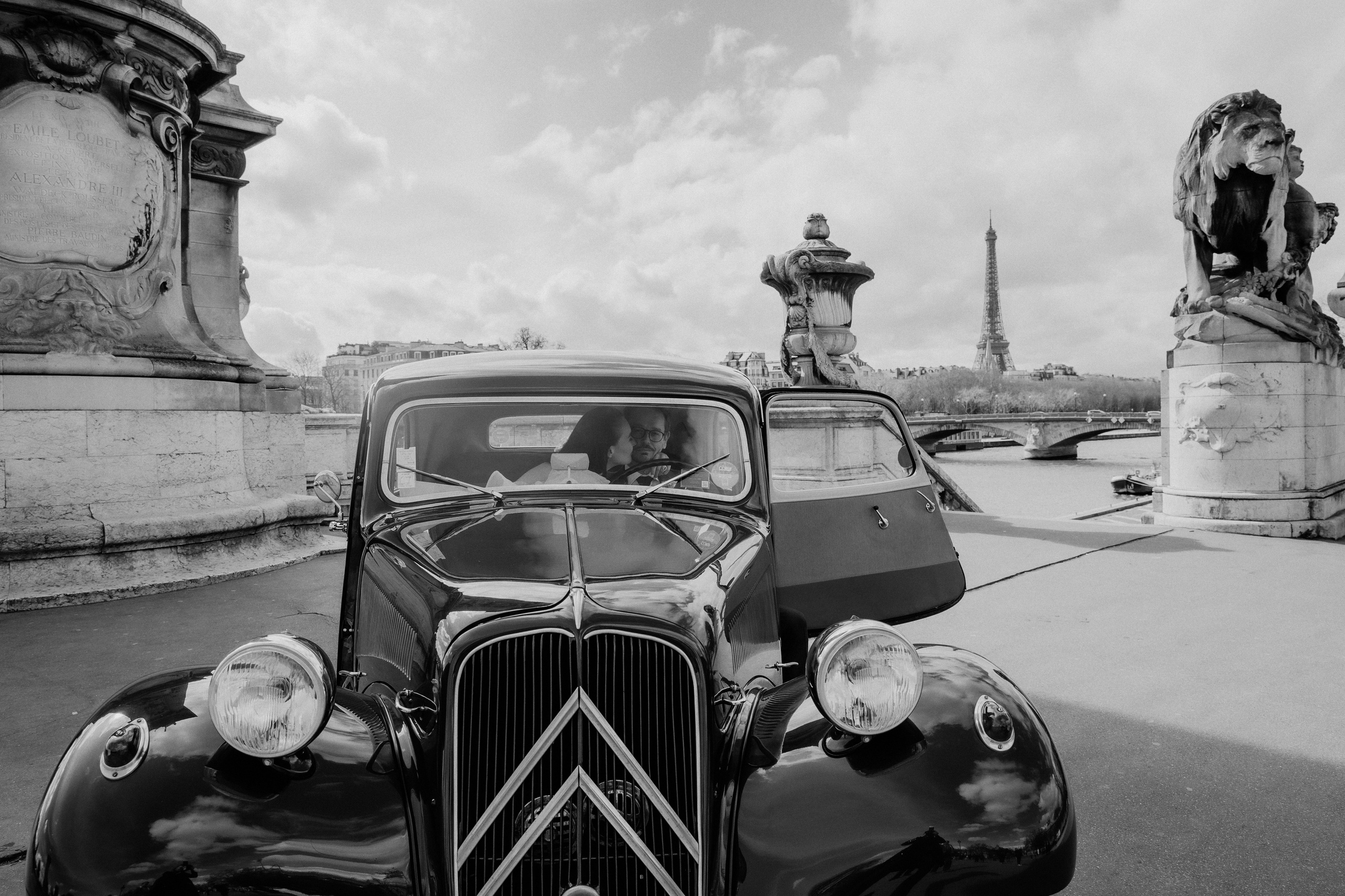 Suzi & Alex | Paris Wedding with a Vintage Car. Paris Wedding Photographer