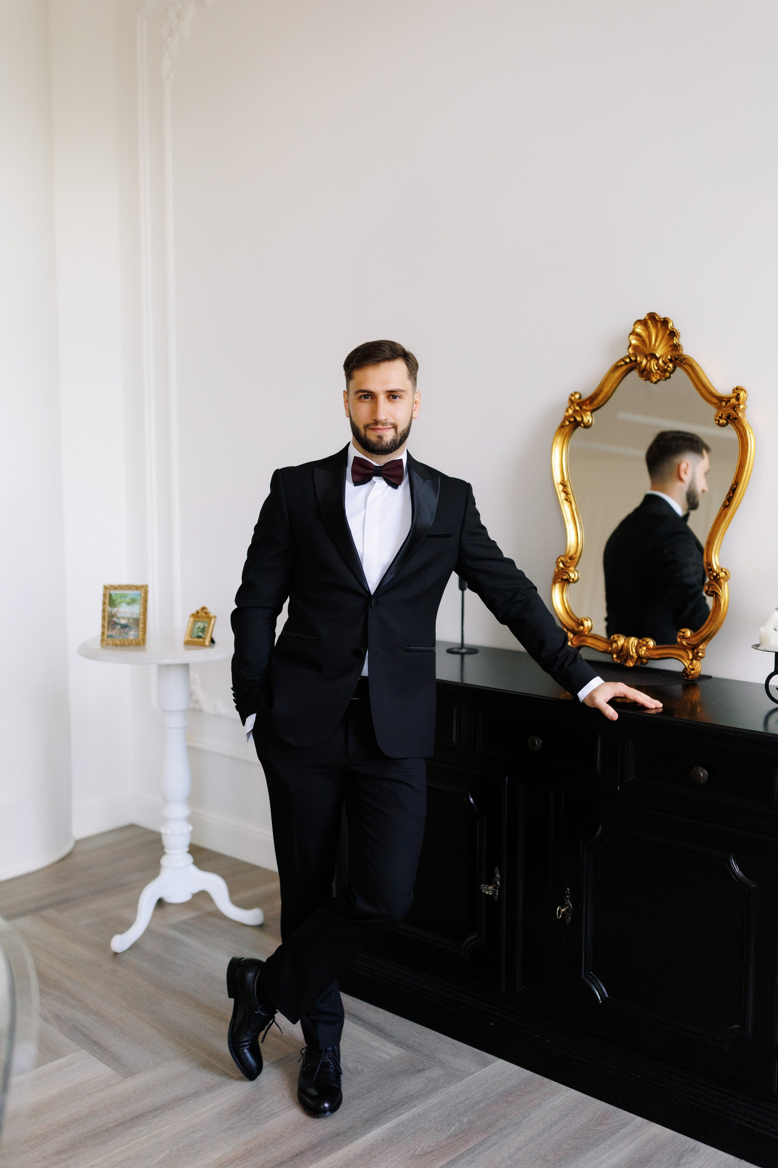 Nunți elegante fotografiate în stil cinematic, detalii fine, emoții reale, film analog și fotografie digitală.