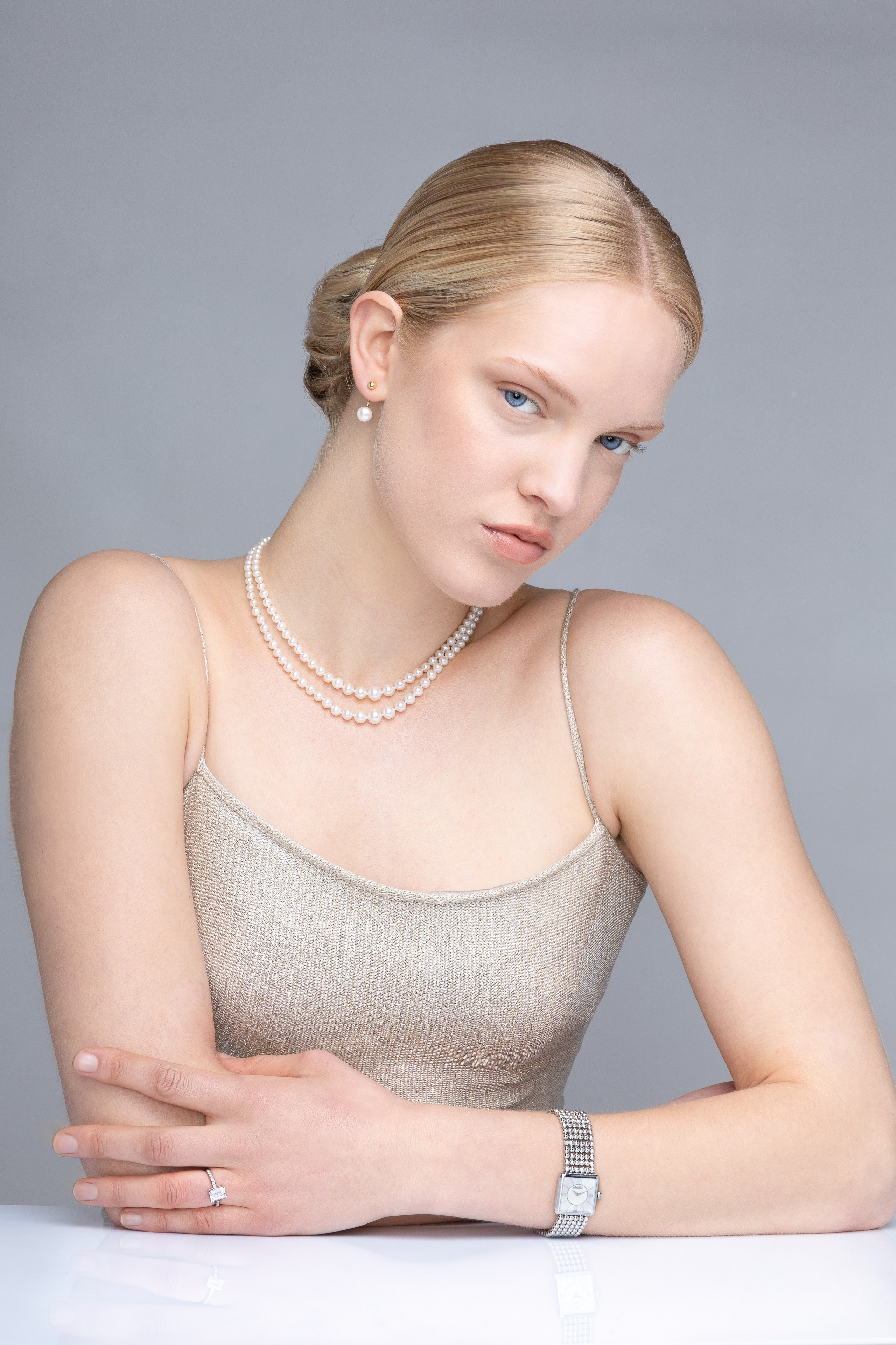 Portrait glamour de modèle à Toulouse avec mise en valeur de bijoux