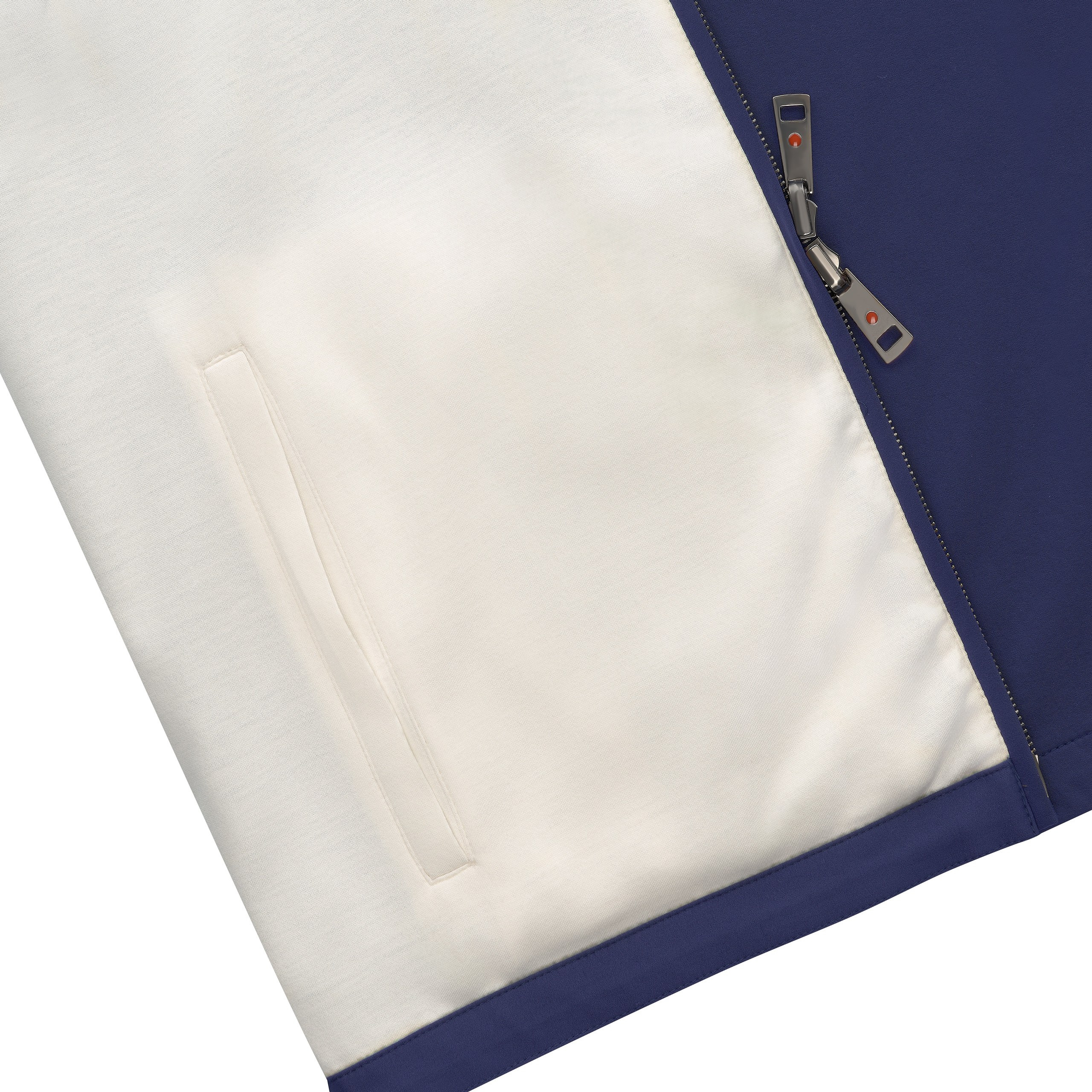 Detailaufnahme – Innentasche und Etikett der weißen Seite der KIRED-Wendeweste.