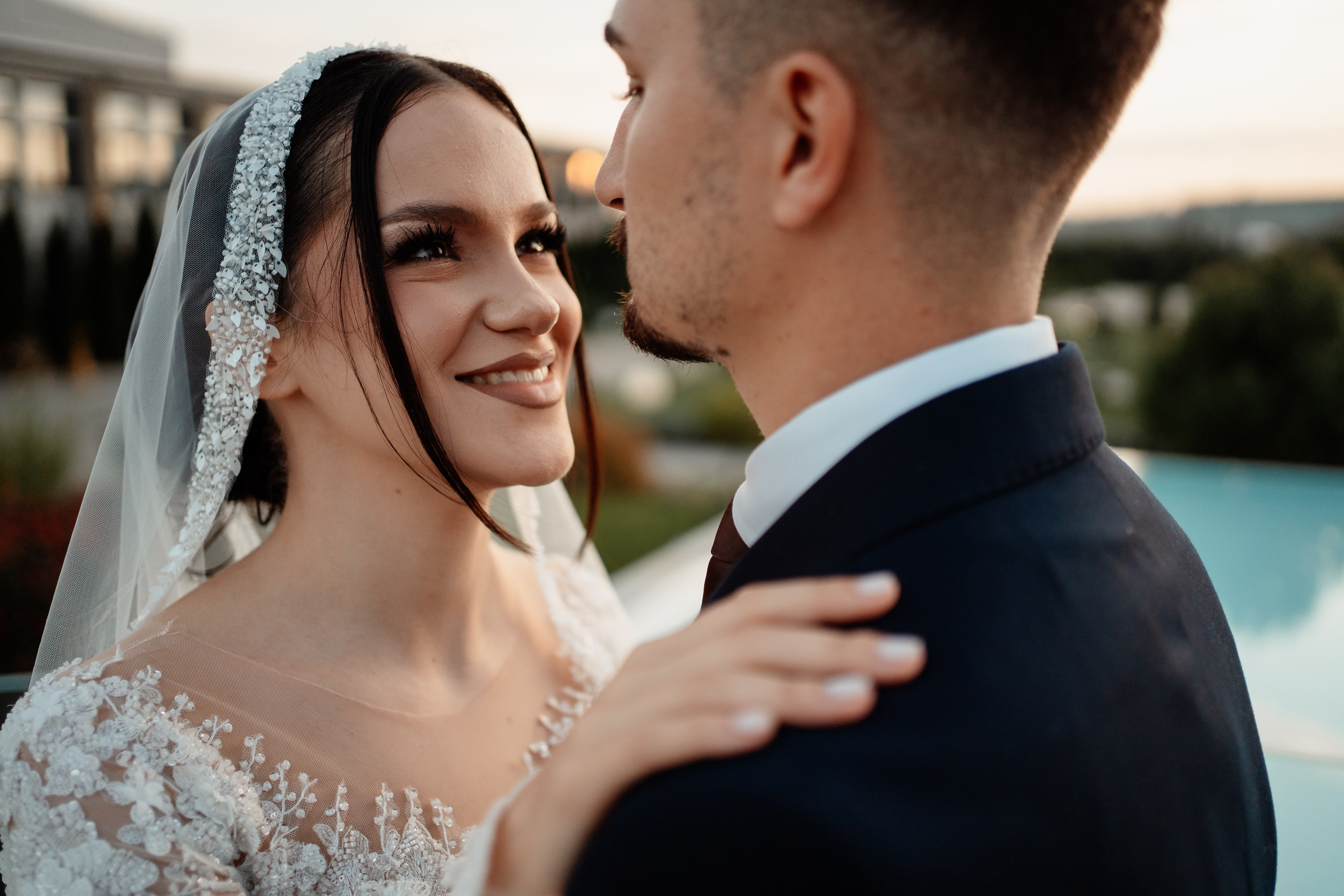 Moment emoționant între miri în ziua nunții, surprins într-un cadru natural și romantic, la Reina Events. Fotografie de nuntă profesională, editată artistic pentru a evidenția emoția și eleganța evenimentului.