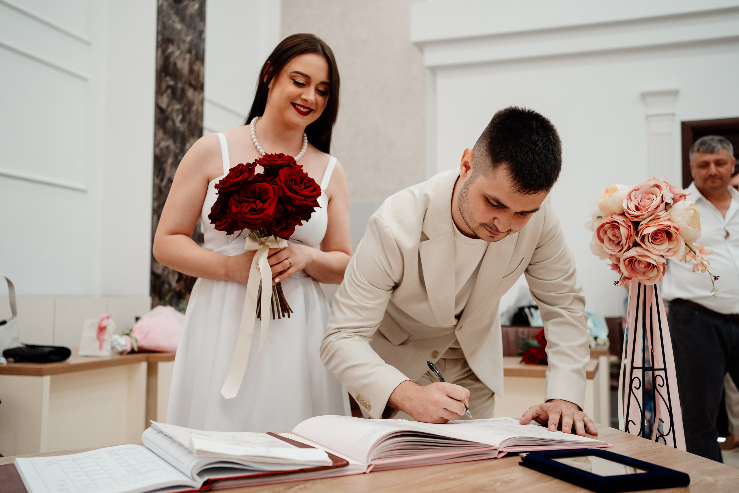 Miri fericiți în fața oficiului stării civile din Ilfov, celebrând începutul unei noi vieți împreună. Fotografie de cununie civilă, capturând naturalețea și bucuria momentului special.