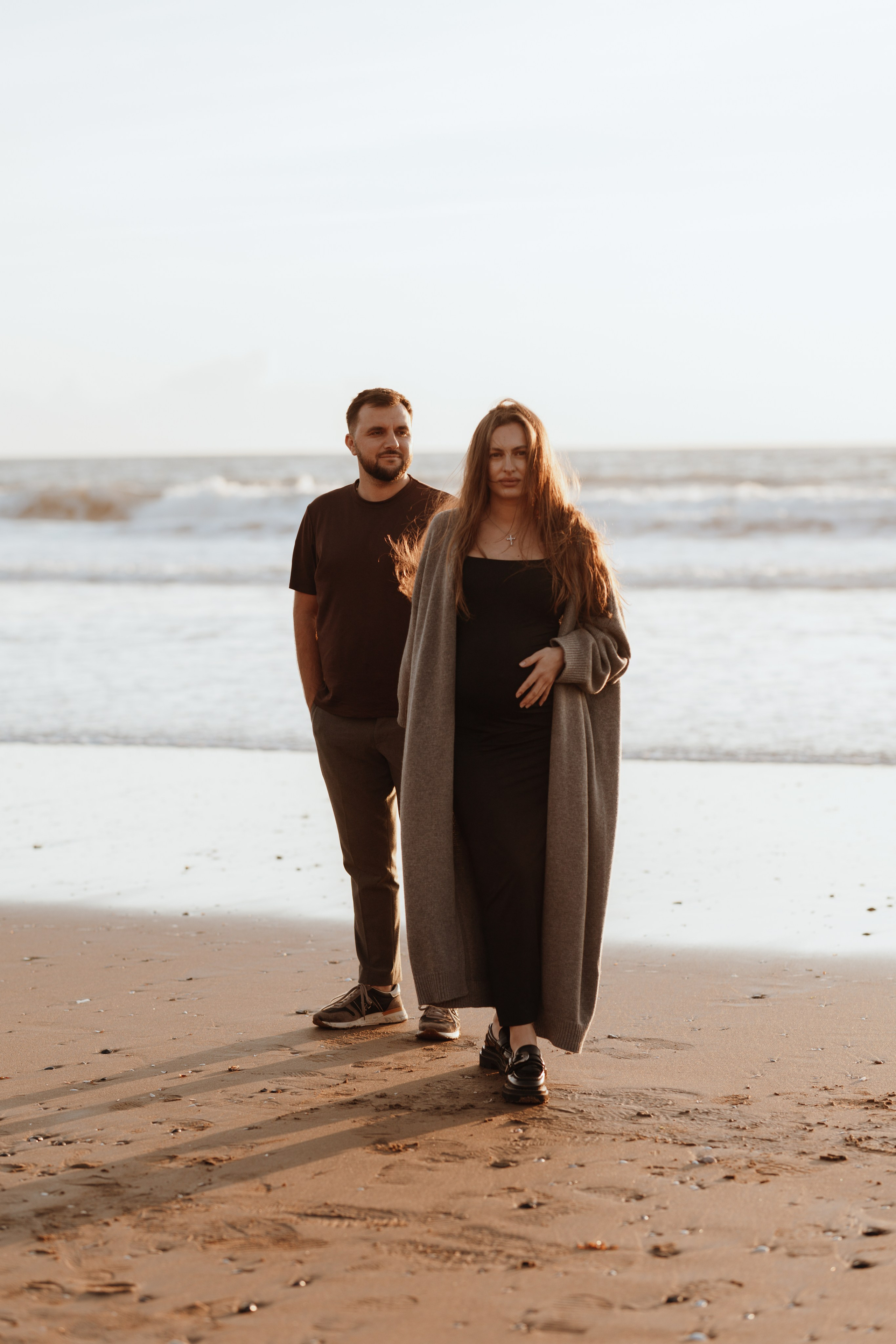 Sunset maternity photoshoot. Annah Louwagie — Lifestyle photographer for couples, families & brands | France & worldwide