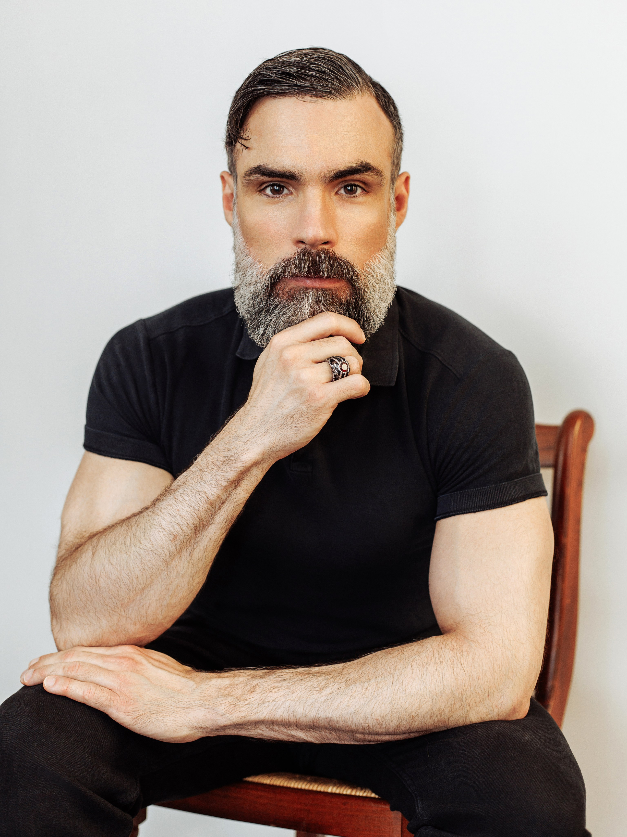 Мужская съемка, красивые руки у парня