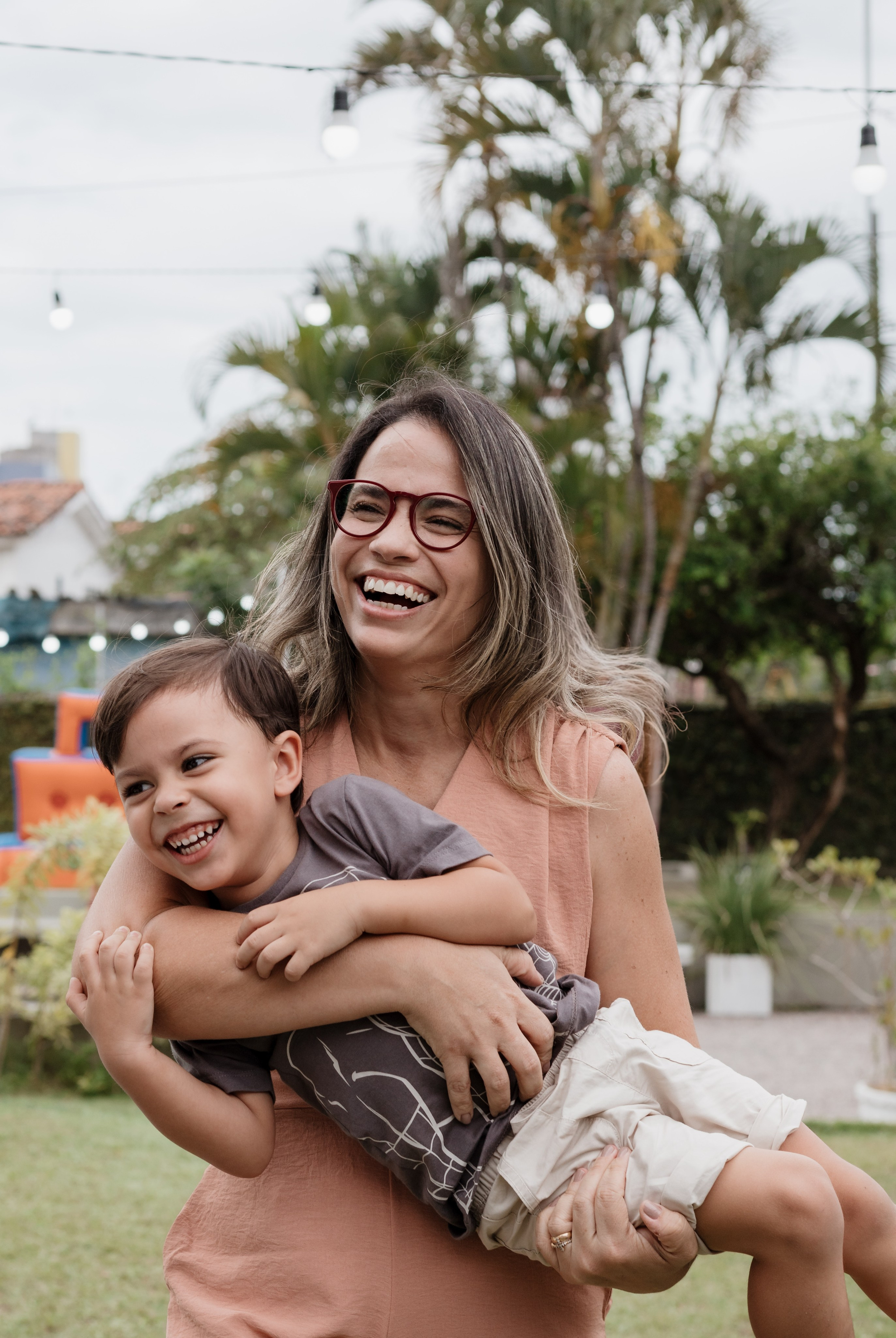 foto mãe de menino em ensaio espontâneo