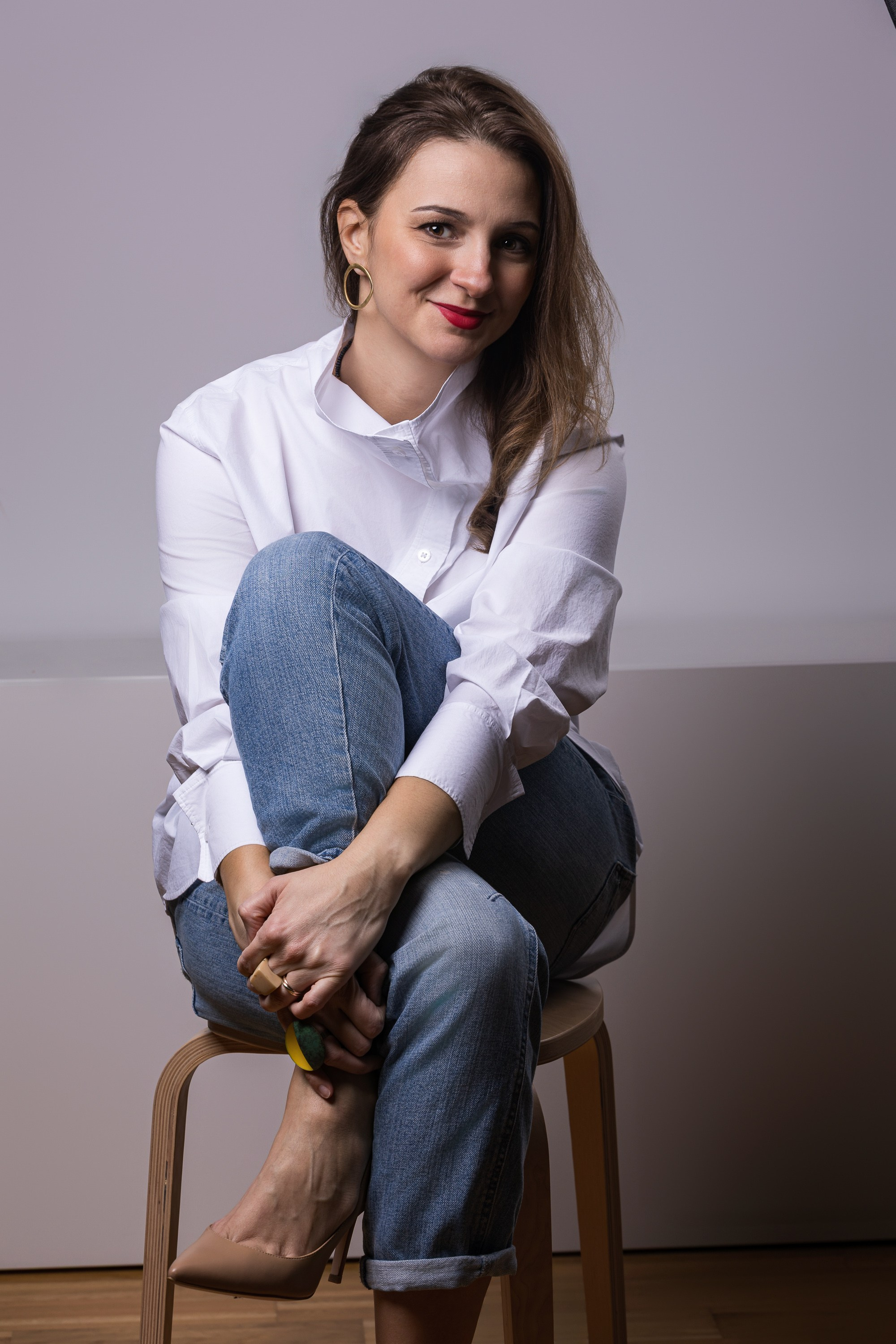 Elegantni portret fotografisan u kućnom ambijentu