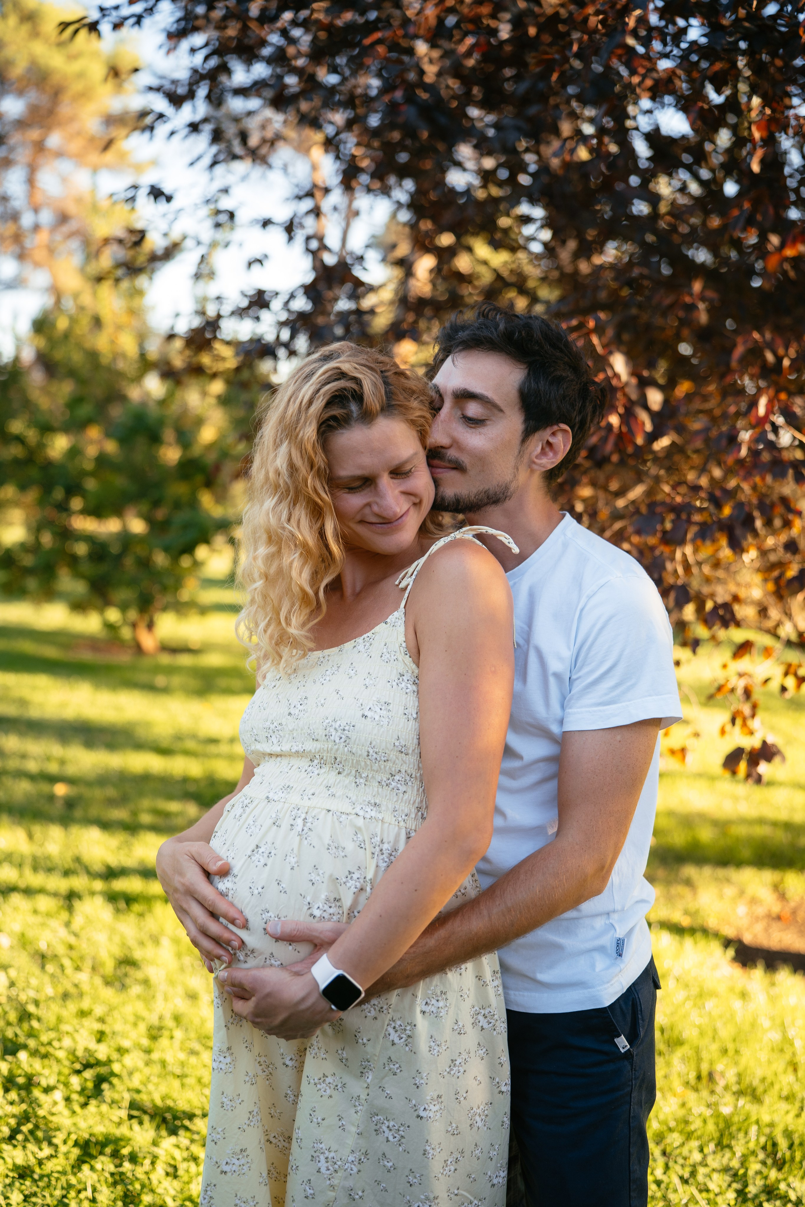 Candid pregnancy photoshoot in the park. Photographer in Madrid, Spain. Alyona Belyaninova