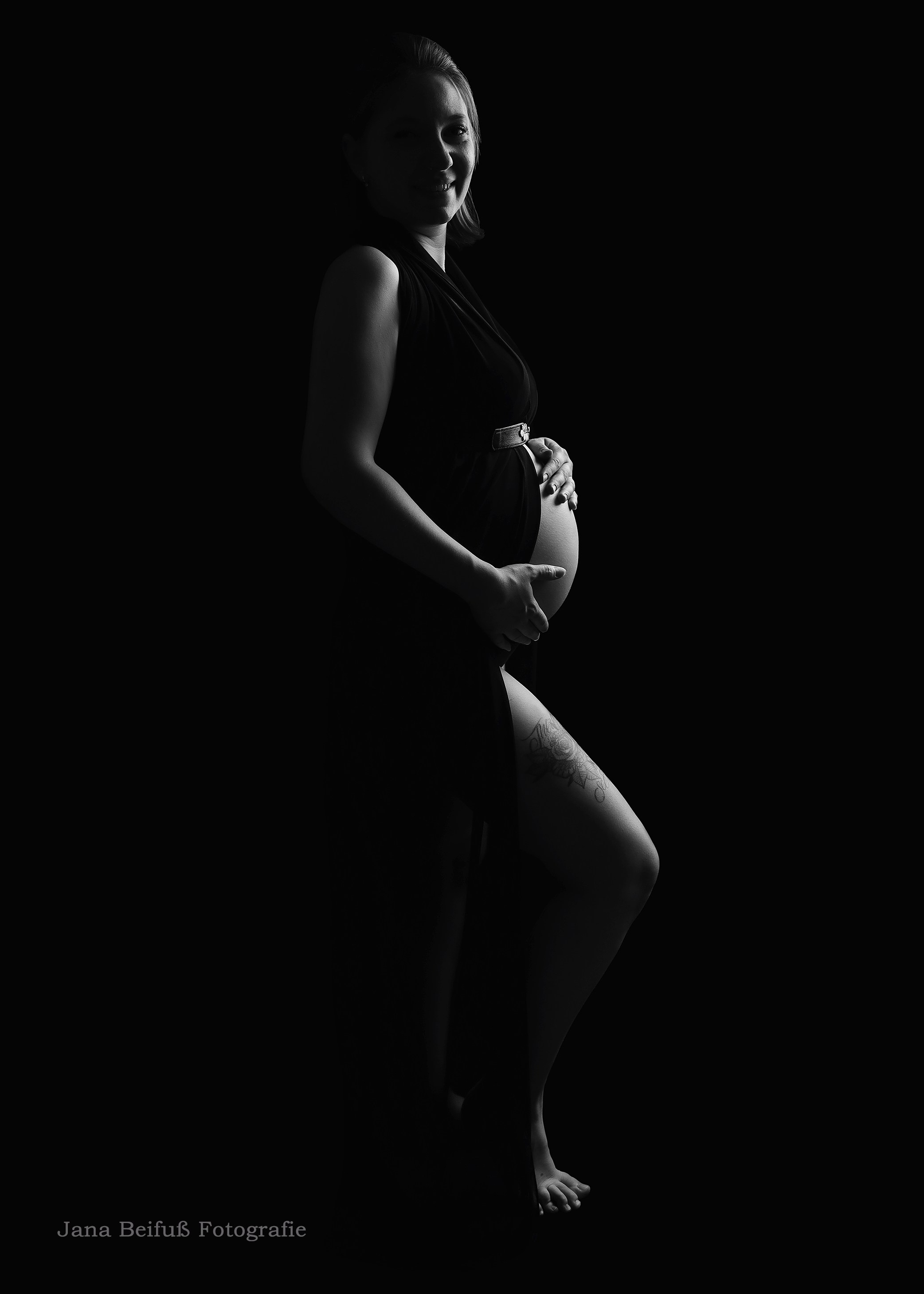 Schwarz weiß Bild werdende Mama in Silhouette beim Babybauchshooting bei Jana Beifuß in Weißenhorn bei Ulm - Schwangerschaftsfotografie Weißenhorn bei Ulm