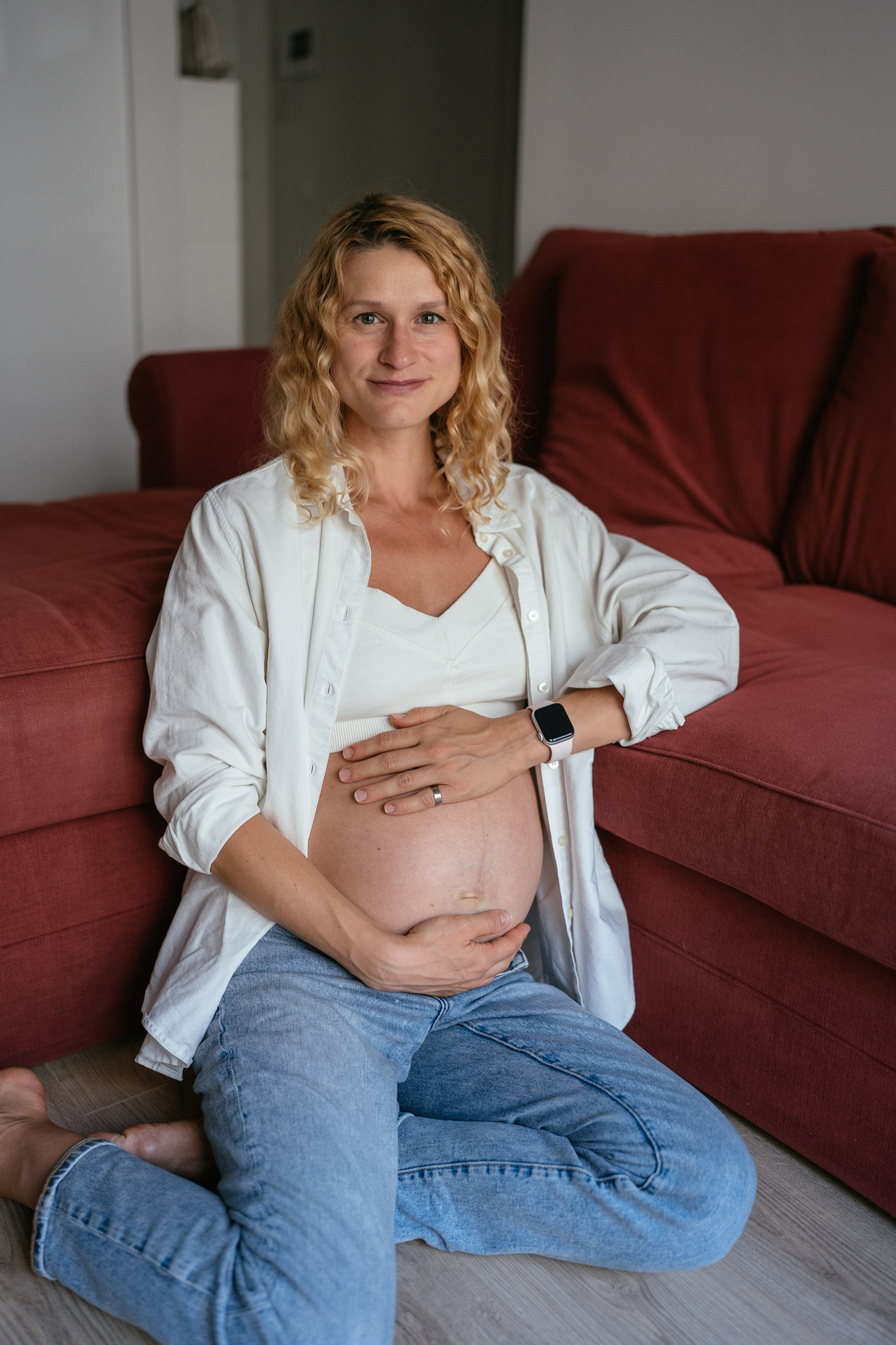 Candid pregnancy photoshoot in the park. Photographer in Madrid, Spain. Alyona Belyaninova