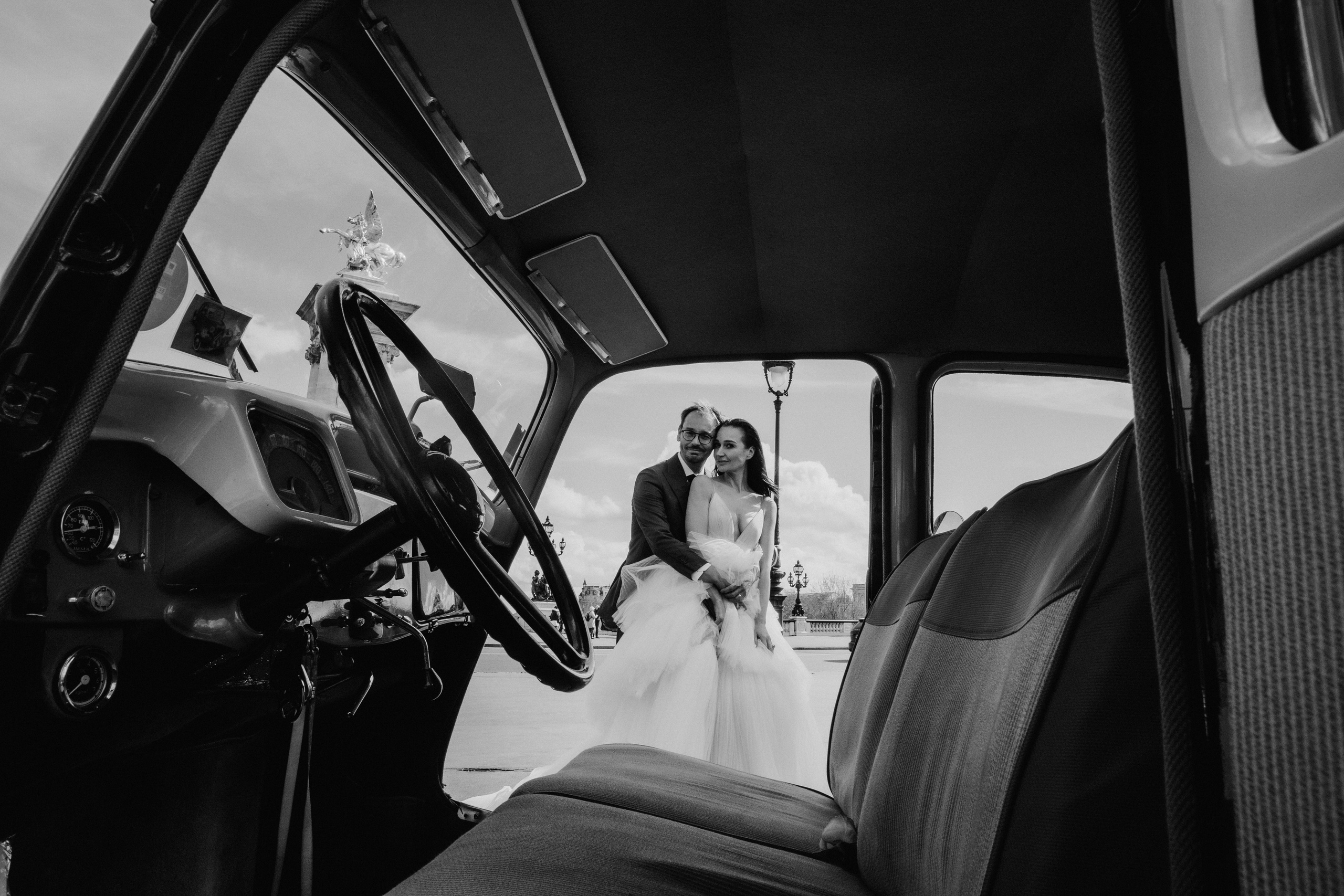 Suzi & Alex | Paris Wedding with a Vintage Car. Paris Wedding Photographer