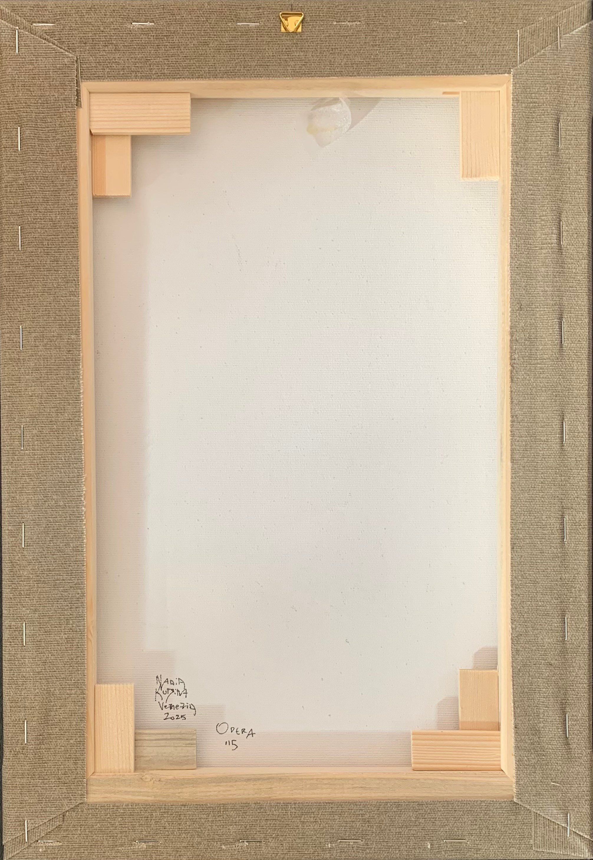 Panem Quotidianum è una serie che reinterpreta un registro contabile storico di un’azienda vinicola piemontese (1918–1930), trasformandolo in superficie artistica. Su ogni pagina — numerata e nominativa — l’artista interviene con stampe linoleografiche manuali di piatti e posate. 29,5 × 43 cm, carta su telaio. L’opera dialoga tra archivio, memoria culturale e ritualità quotidiana.