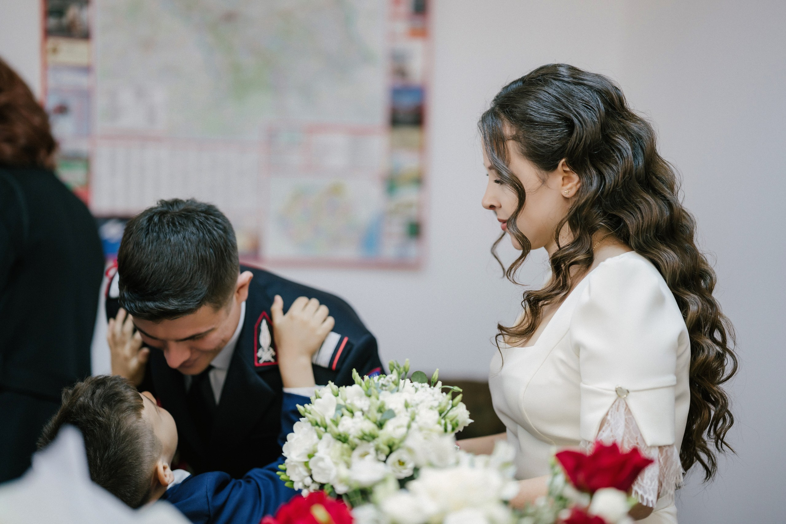 Povestitor prin fotografie - Fotograf nuntă Botoșani  – Alin Chirilă -* Gabriel și Denisa la starea civilă în Unțeni Botoșani, fotografie de cuplu pe scări elegante, Alin Chirilă fotograf* Mire și mireasă după cununia civilă în comuna Unțeni Botoșani, ședință foto realizată de AlinoFotoStudio* Fotograf stare civilă Botoșani, Gabriel și Denisa privindu-se cu drag pe scările locației de eveniment* Cuplu proaspăt căsătorit la cununia civilă Unțeni, fotografie romantică realizată de Alin Chirilă fotograf* Gabriel și Denisa după ceremonia civilă, ședință foto la Restaurant Luceafărul Popas Cucorăni* Fotograf evenimente Botoșani, stare civilă Unțeni, mire și mireasă în cadru elegant și luminos* Mire în uniformă și mireasă cu buchet alb, fotografie de nuntă civilă în județul Botoșani* AlinoFotoStudio portret de cuplu la stare civilă, Gabriel și Denisa în ziua logodnei civile* Fotograf cununie civilă Botoșani, moment romantic surprins la Popas Cucorăni Luceafărul* Gabriel și Denisa și-au spus da la Unțeni Botoșani, amintiri fotografice naturale și elegante* Mireasă cu păr ondulat și mire în uniformă militară, fotografie de cuplu la stare civilă* Alin Chirilă povestitor prin fotografie, cununie civilă Gabriel și Denisa în Botoșani* Ședință foto de stare civilă Botoșani, cuplu pe scări decorative într-un cadru rafinat* Fotograf nuntă și stare civilă Suceava Botoșani Iași, Gabriel și Denisa în ziua cea mare* Imagine romantică de la cununia civilă Unțeni, mire și mireasă zâmbind unul către celălalt, fotograf uvertura mall Botoșani, fotograf mall- servicii foto- video Botoșani 