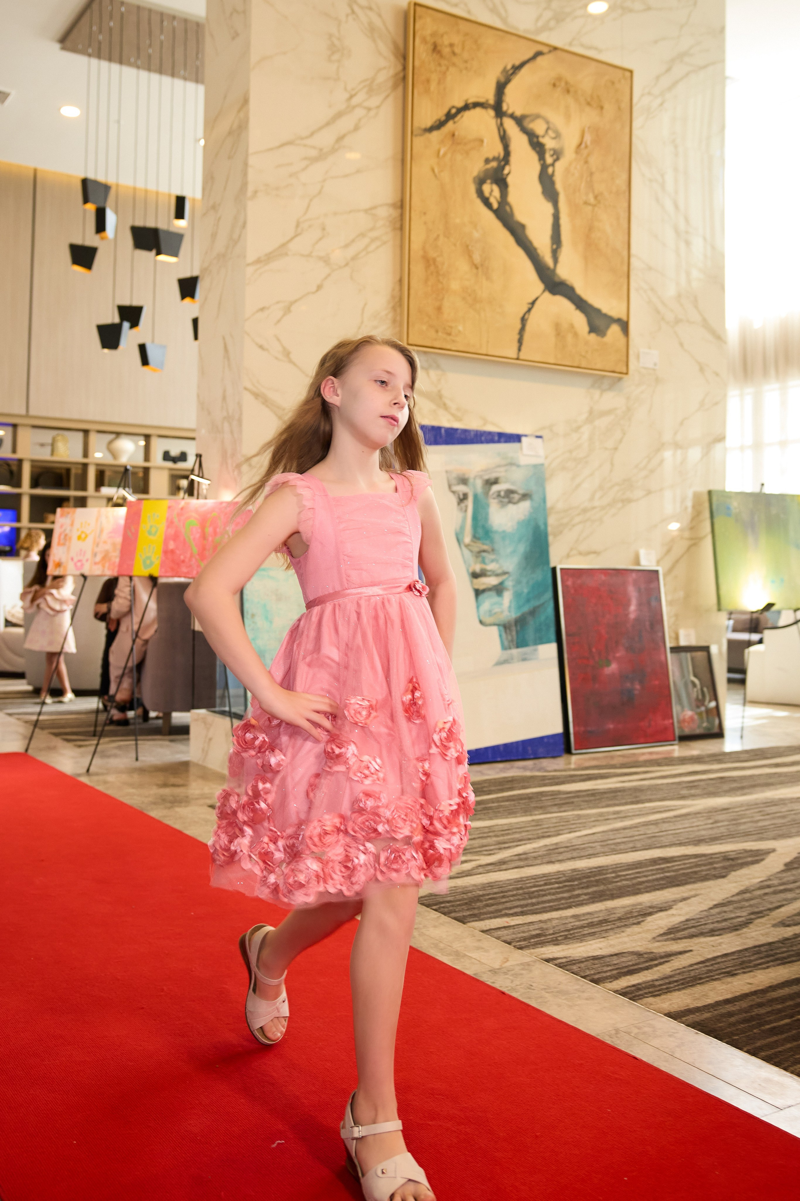 Авторская благотворительная художественная выставка Дианы Бортник. Фотограф Юлия Маковеева