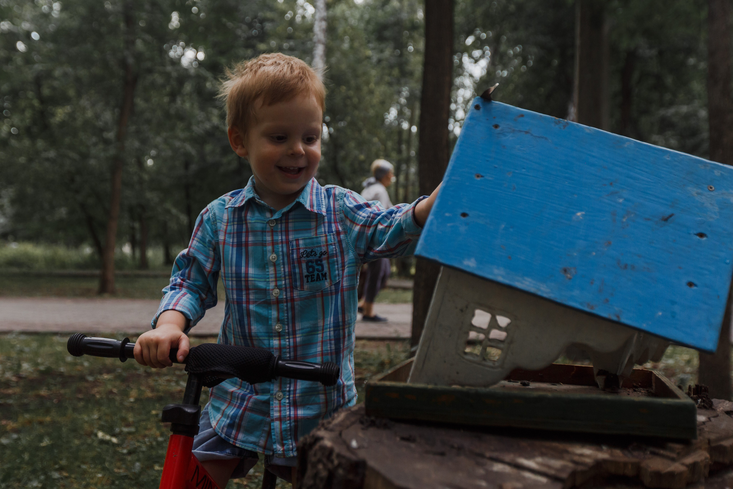 Sesión de fotos con un niño travieso. Fotógrafo de retrato, familia y reportajes en Valencia | España | Europa Vitalii Lumier