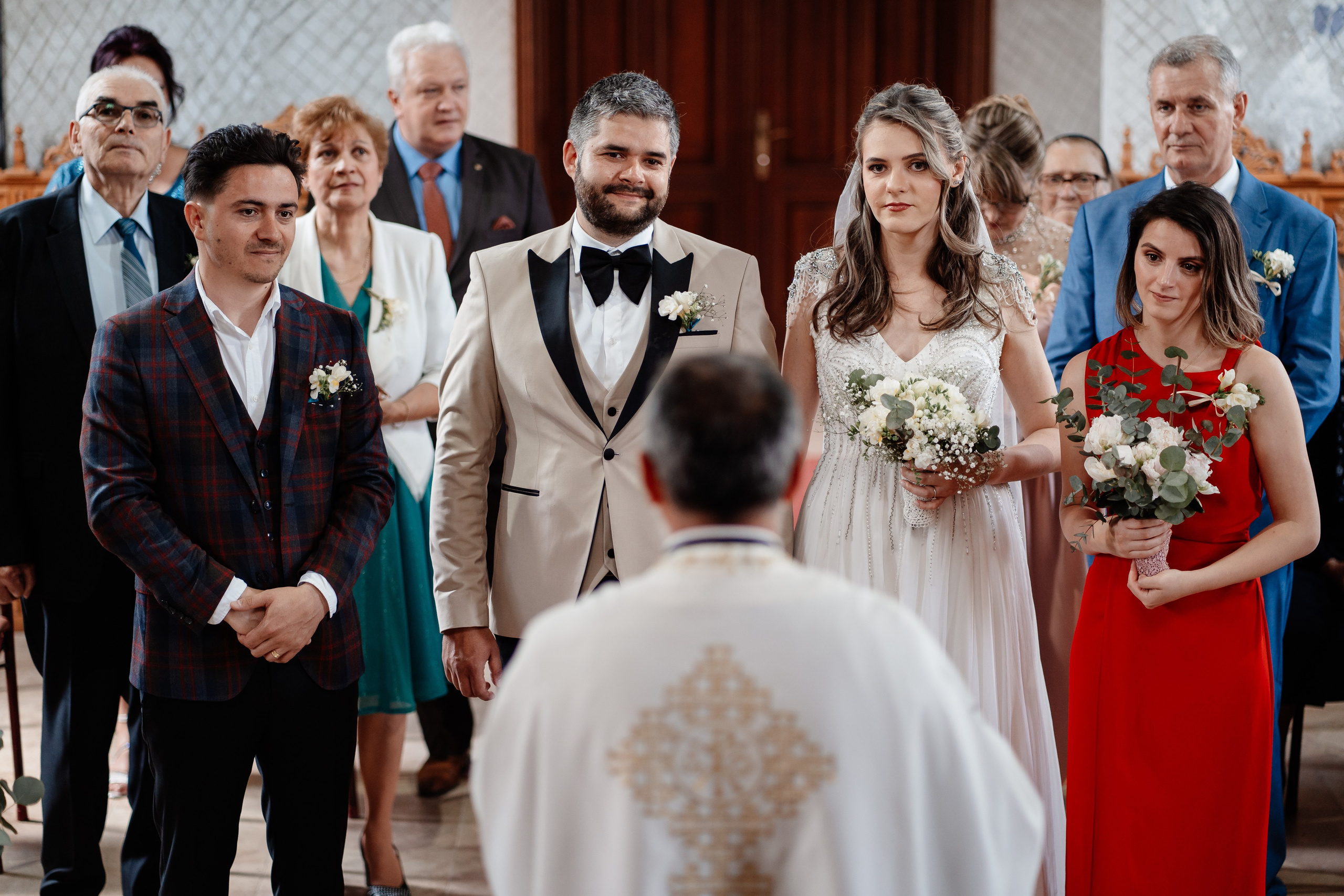 Moment emoționant între miri în ziua nunții, surprins într-un cadru natural și romantic, la Grădina Lahovari. Fotografie de nuntă profesională, editată artistic pentru a evidenția emoția și eleganța evenimentului.