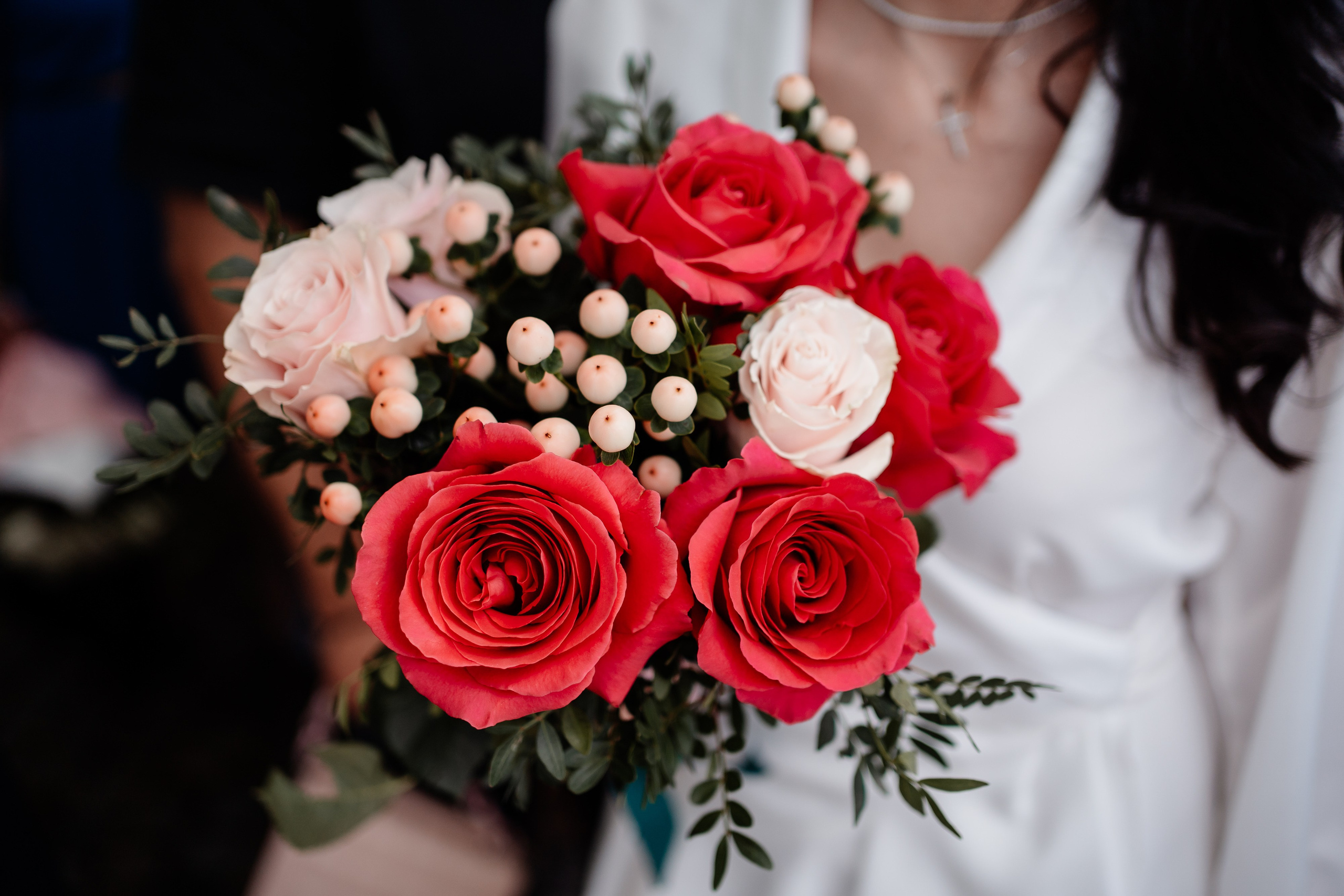Miri fericiți în fața oficiului stării civile din Bucuresti, Sector 3, celebrând începutul unei noi vieți împreună. Fotografie de cununie civilă, capturând naturalețea și bucuria momentului special.