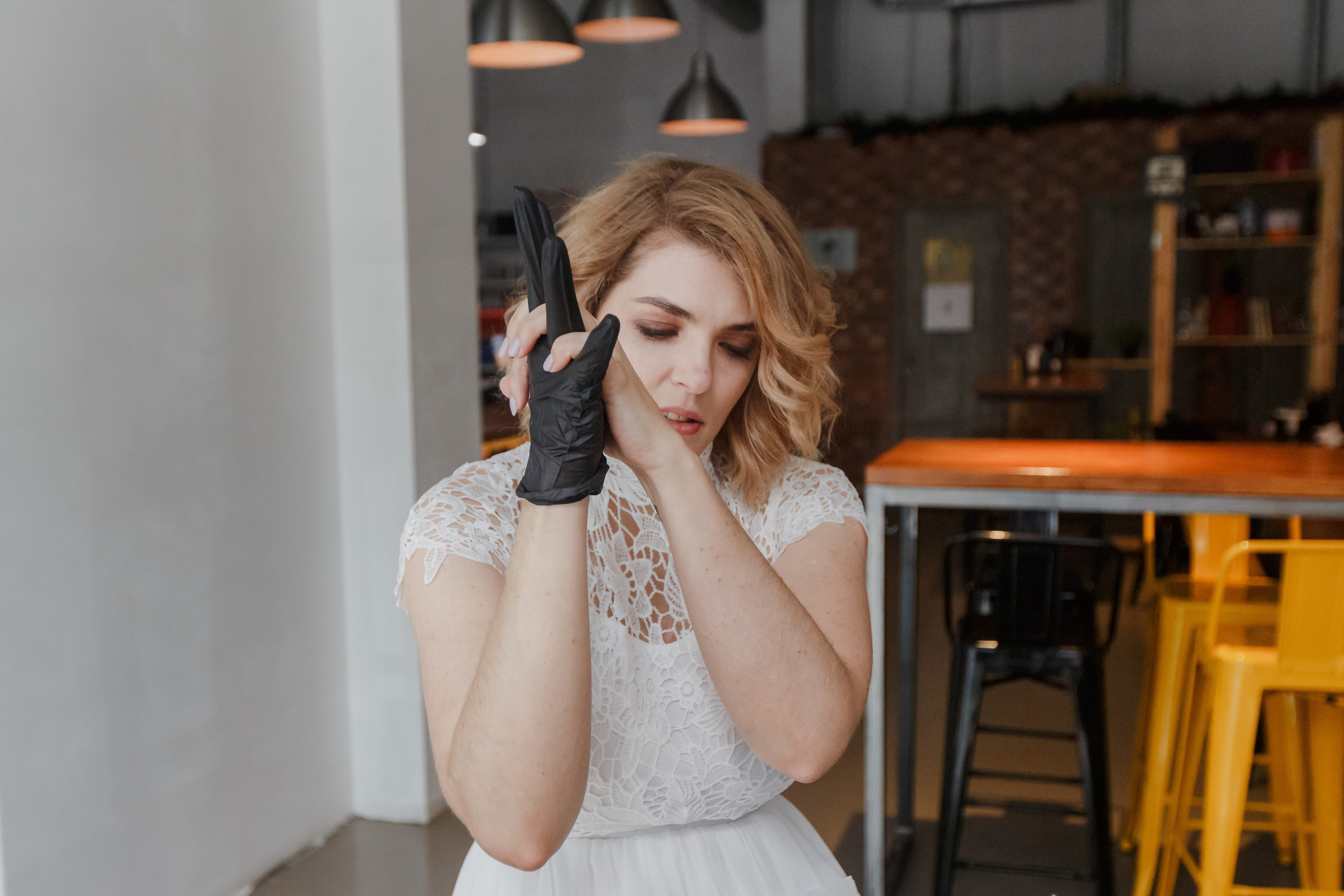 Valientes recién casados ​​comen hamburguesas con guantes negros. Fotógrafo de retrato, familia y reportajes en Valencia | España | Europa Vitalii Lumier