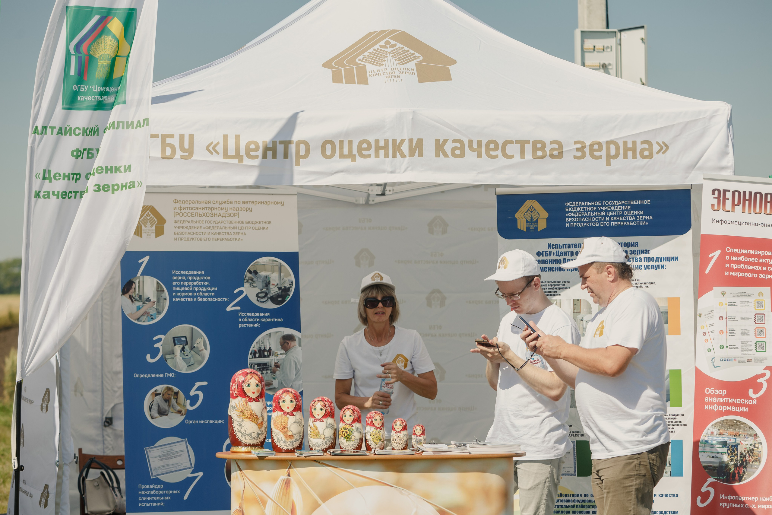 Exposición de maquinaria agrícola. Fotógrafo de retrato, familia y reportajes en Valencia | España | Europa Vitalii Lumier