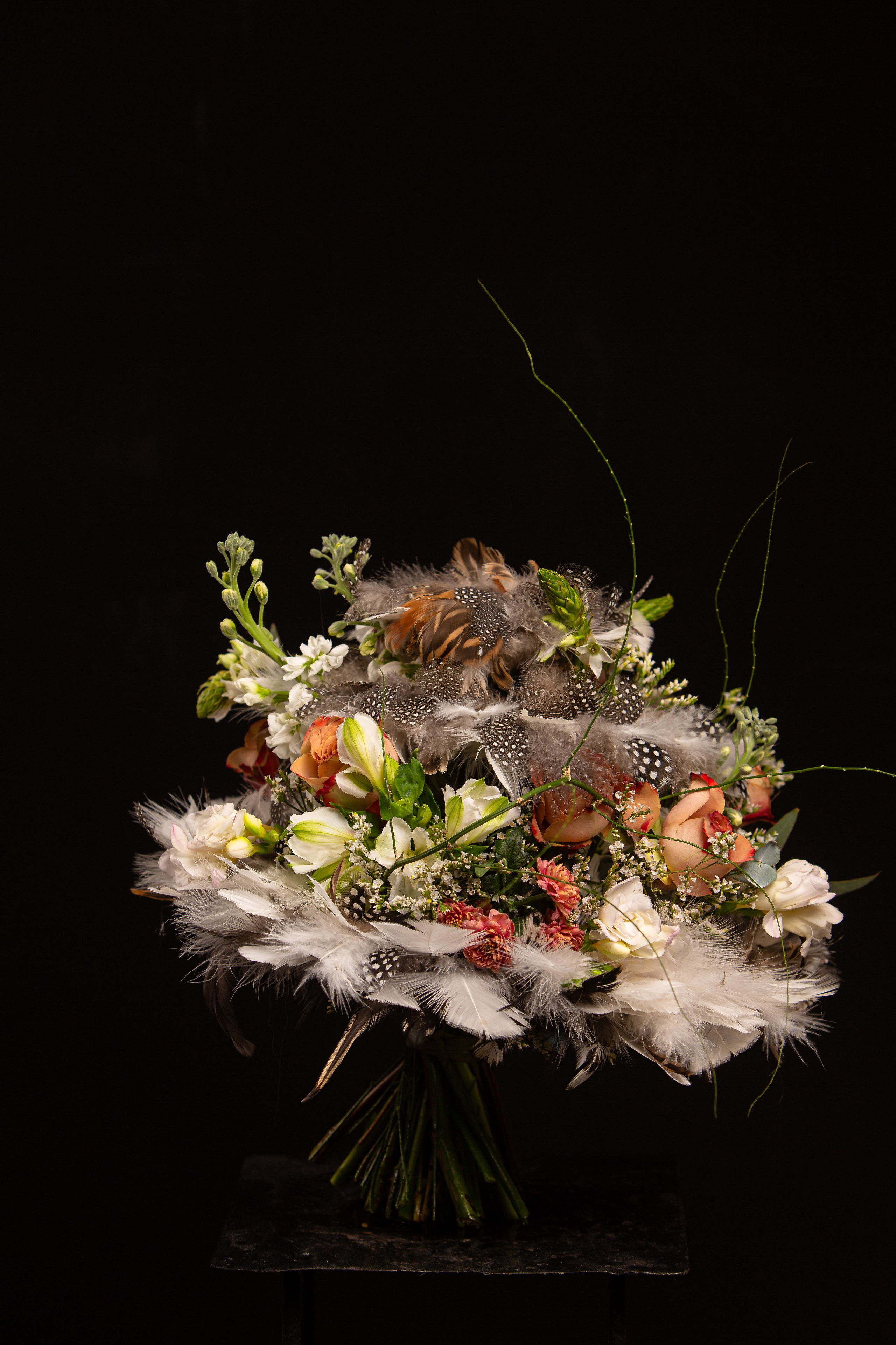 Composición de flores con plumas